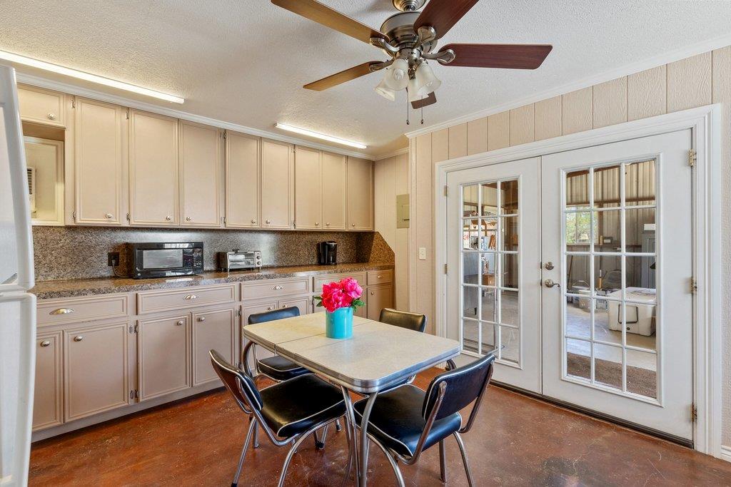 434 W Turner Ct, Johnson City, TX 78636