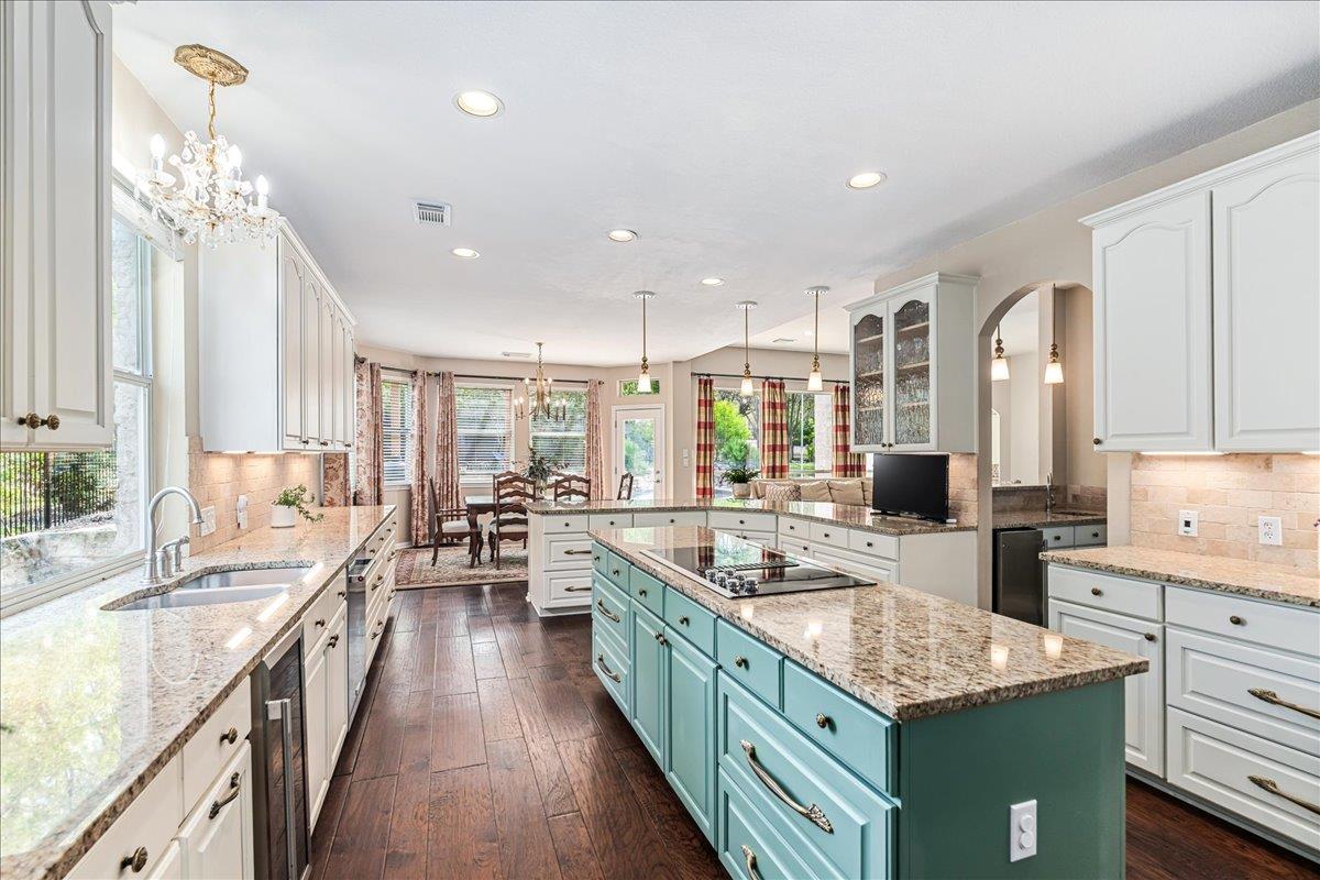 58 Cottondale Rd, The Hills, TX 78738