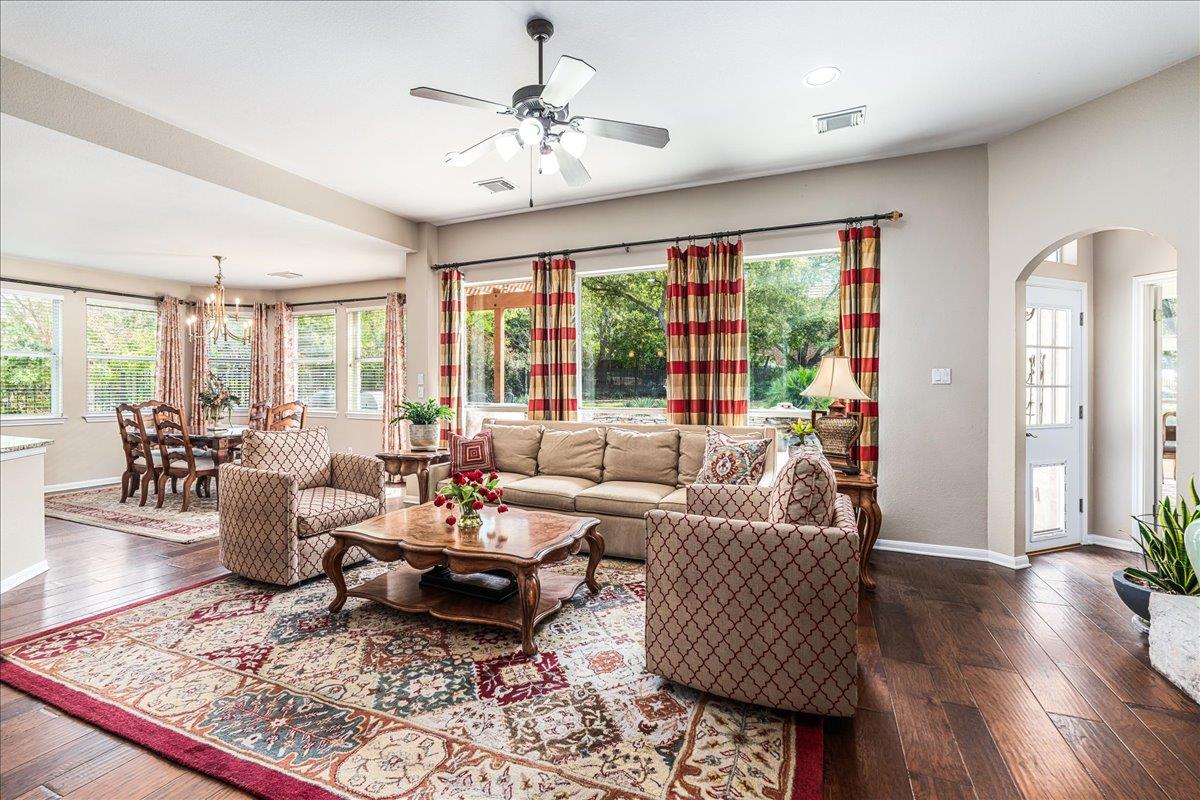 58 Cottondale Rd, The Hills, TX 78738