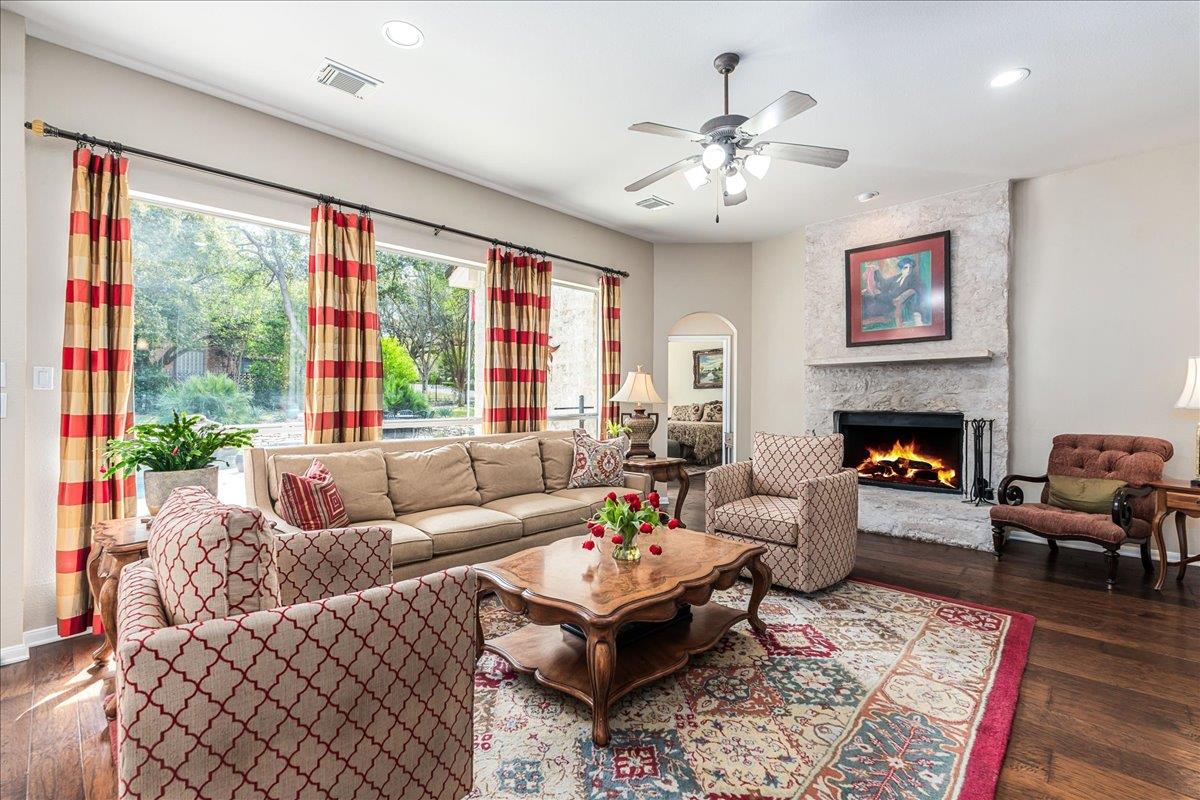 58 Cottondale Rd, The Hills, TX 78738