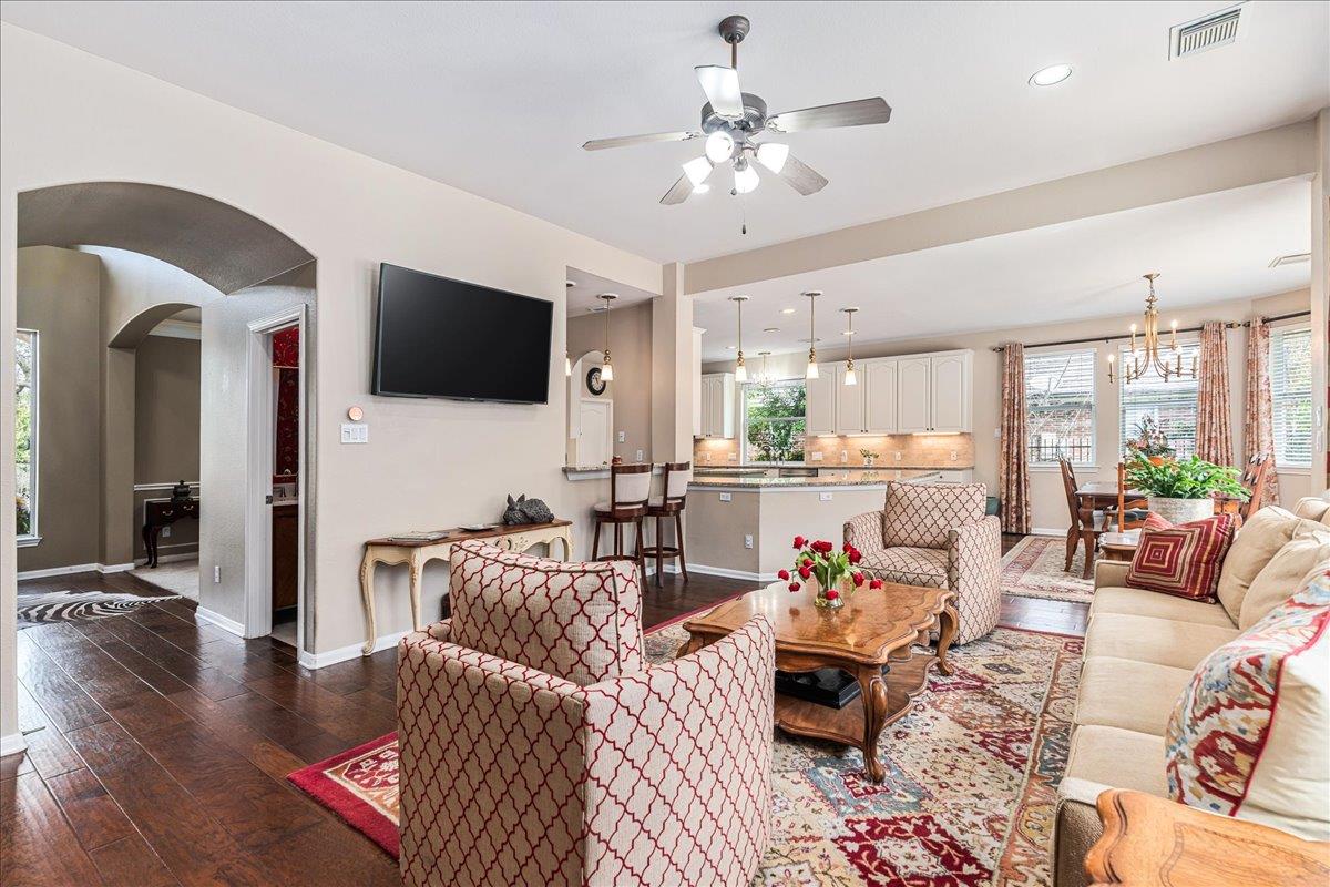 58 Cottondale Rd, The Hills, TX 78738