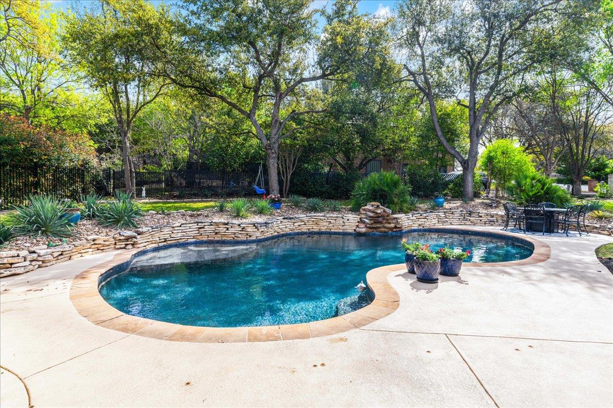 58 Cottondale Rd, The Hills, TX 78738