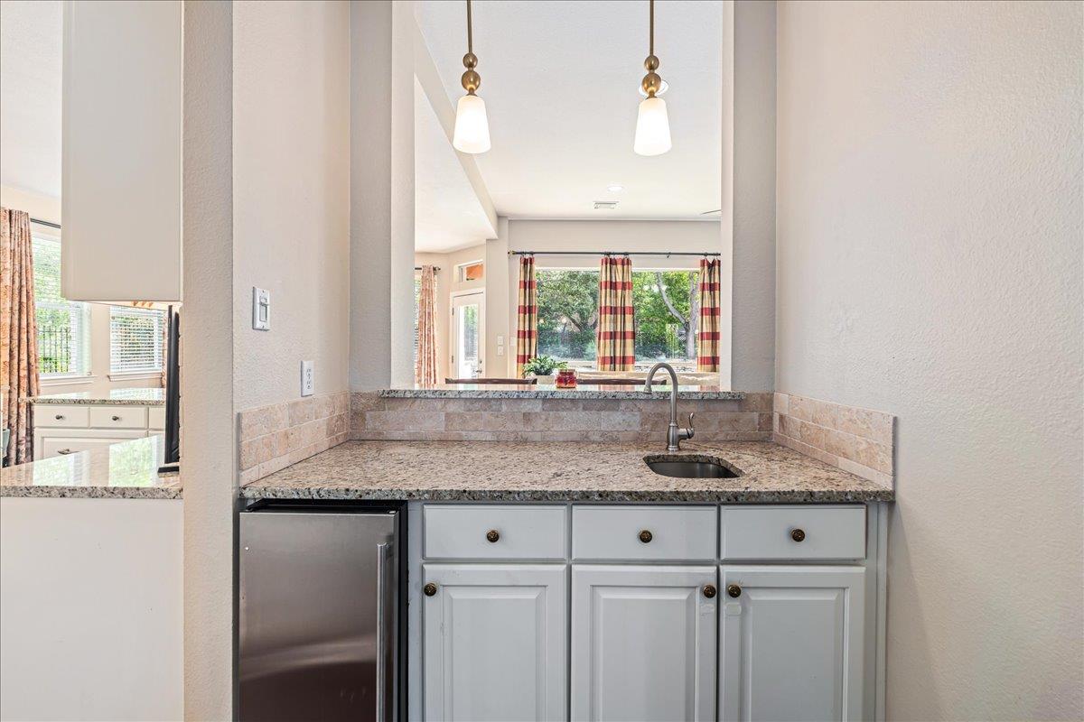 58 Cottondale Rd, The Hills, TX 78738