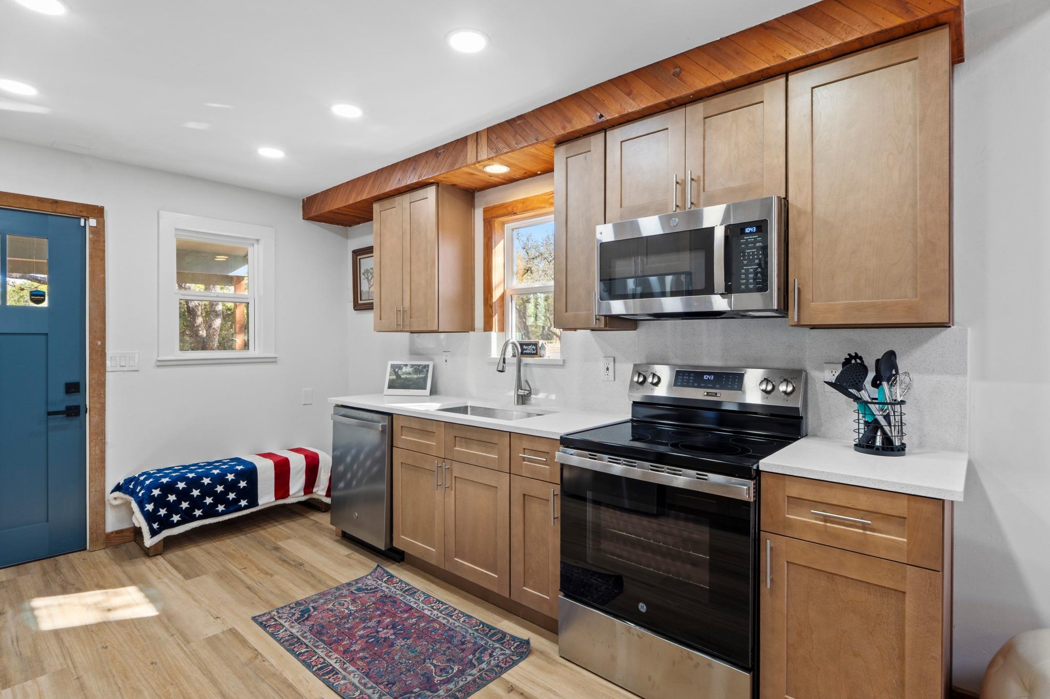 205 Shadows Dr, Spicewood, TX 78669