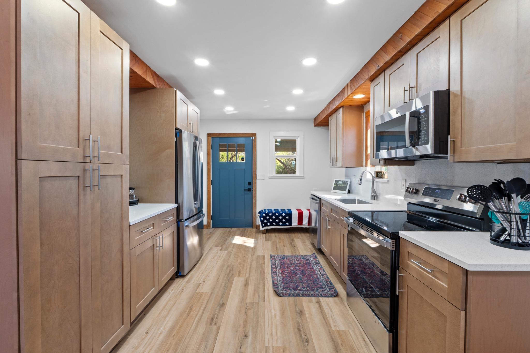 205 Shadows Dr, Spicewood, TX 78669