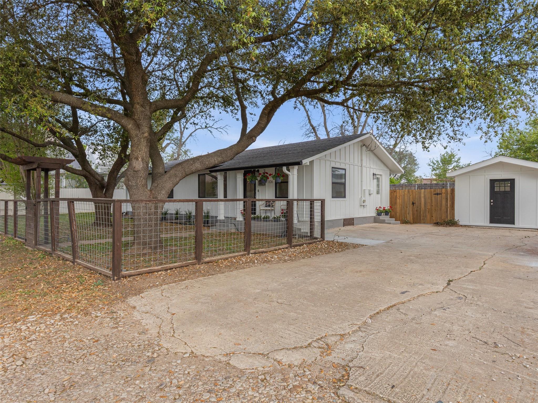 1106 Spring St, Bastrop, TX 78602