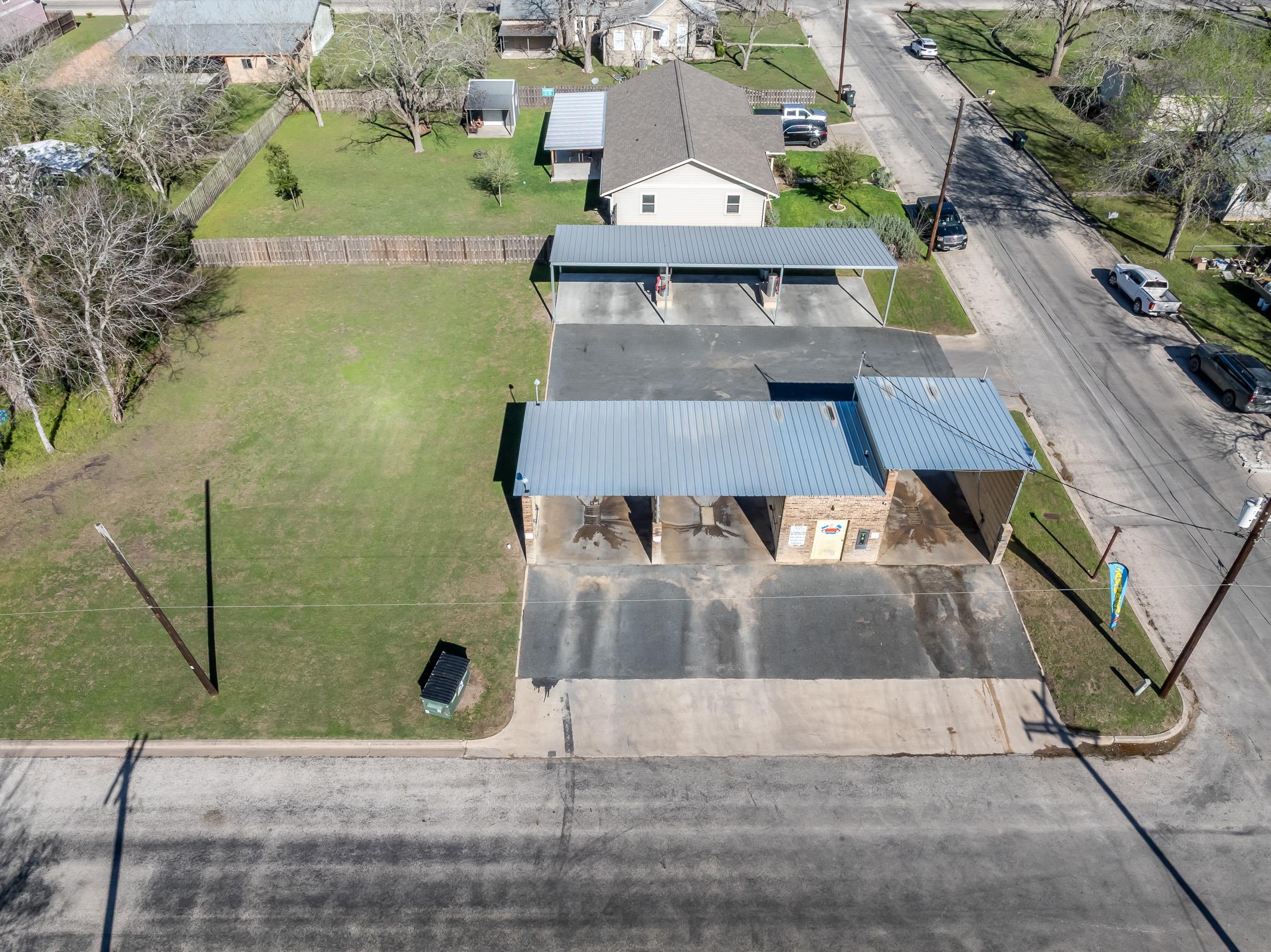 806 N Avenue G, Shiner, TX 77984