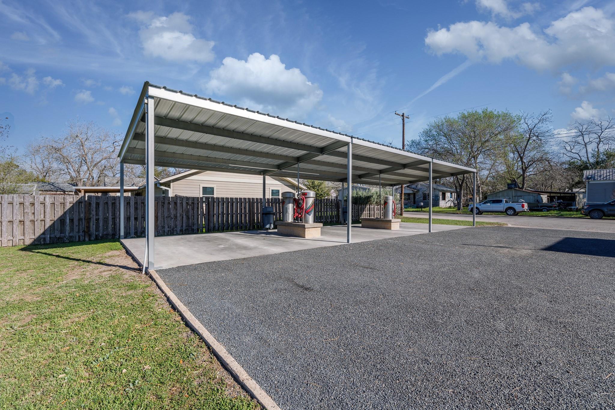 806 N Avenue G, Shiner, TX 77984