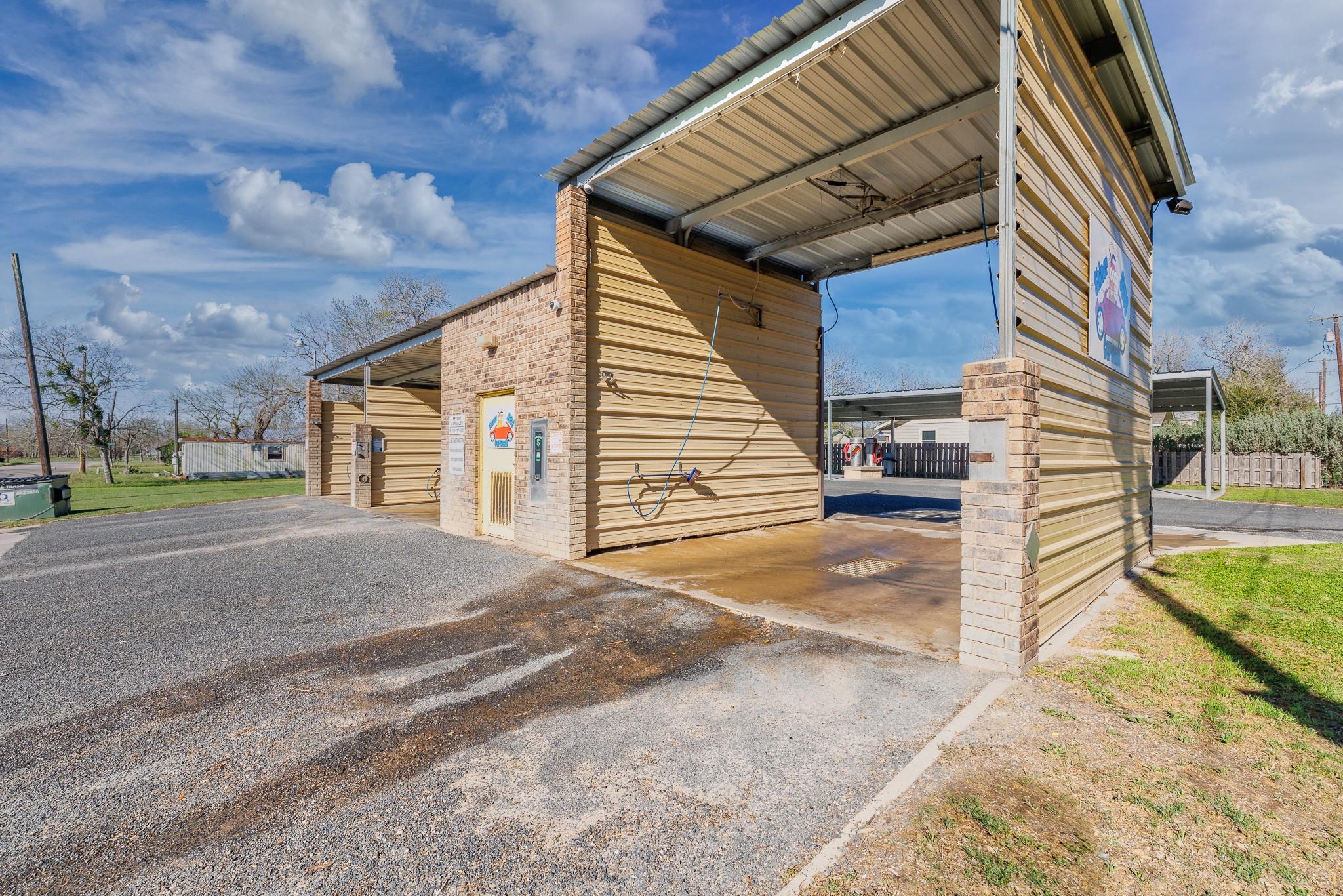 806 N Avenue G, Shiner, TX 77984