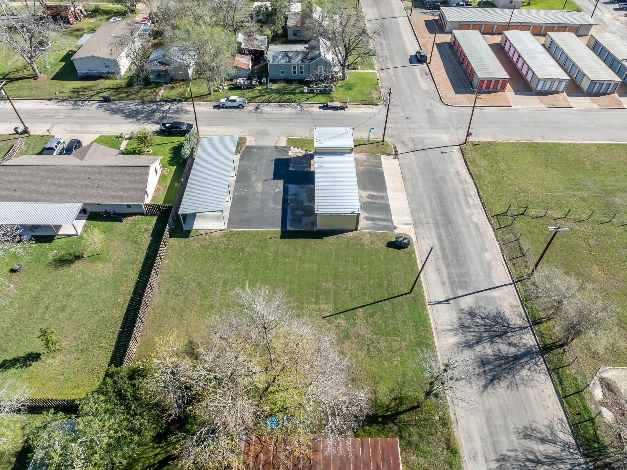 806 N Avenue G, Shiner, TX 77984