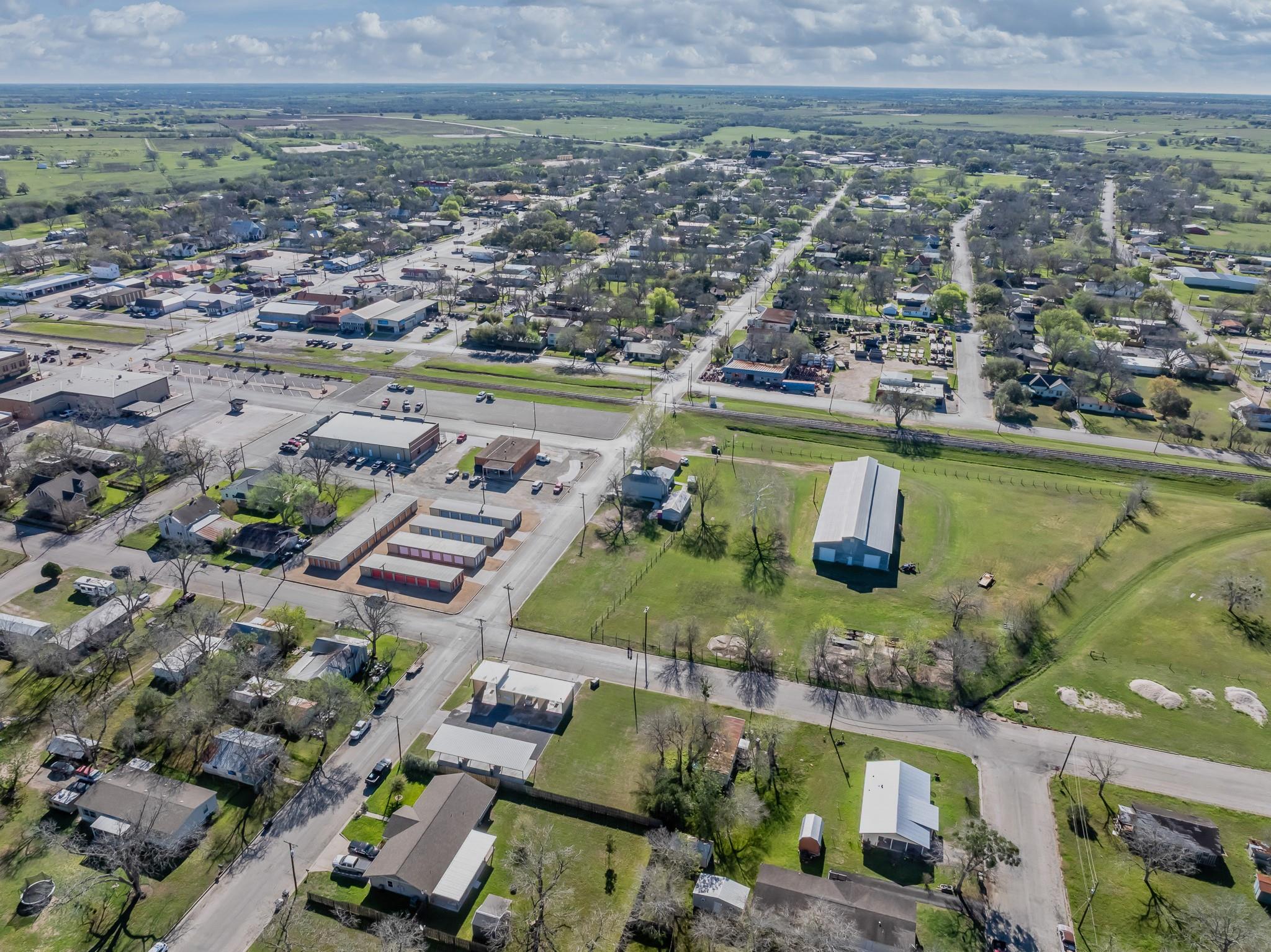 806 N Avenue G, Shiner, TX 77984