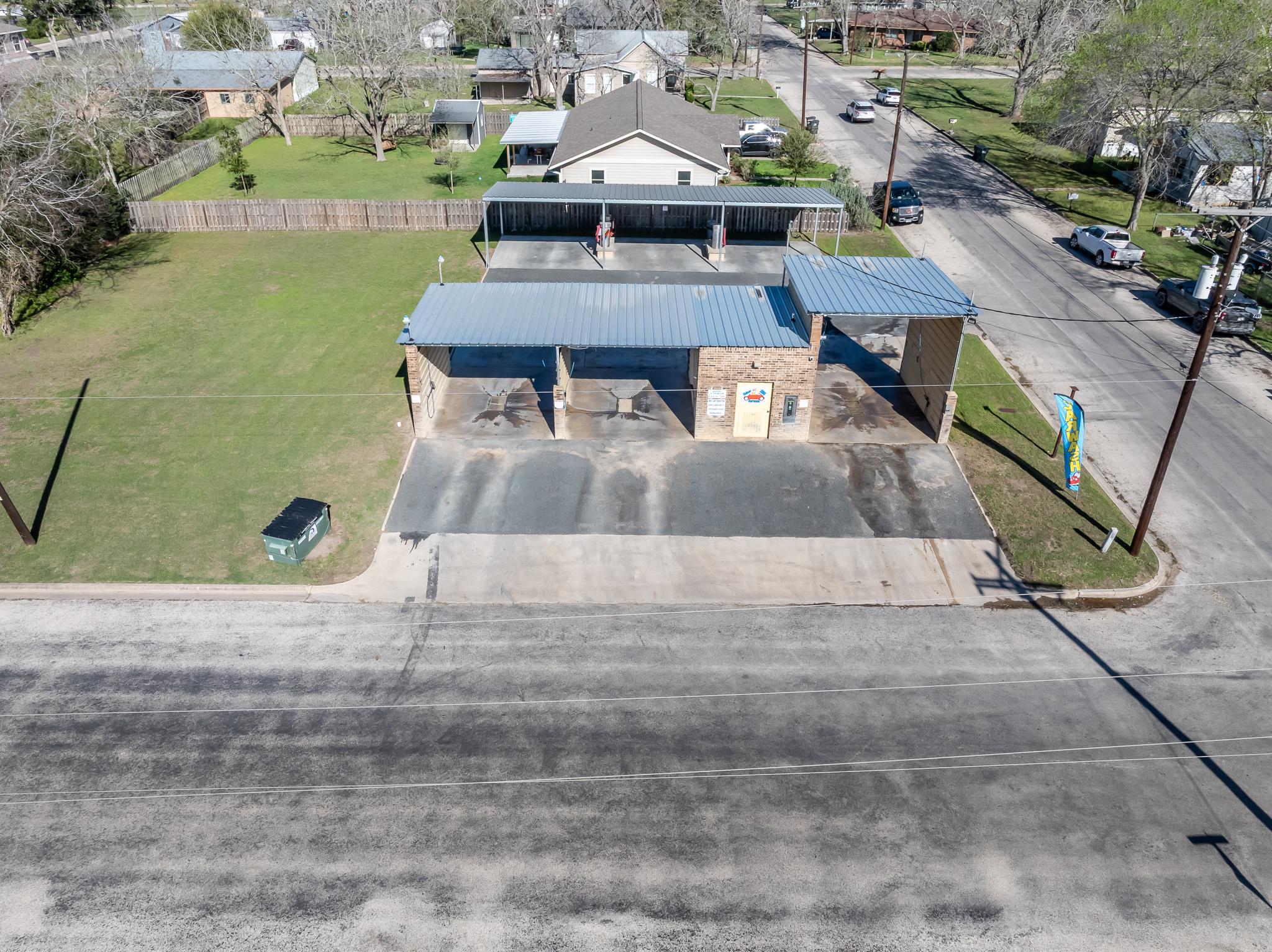 806 N Avenue G, Shiner, TX 77984