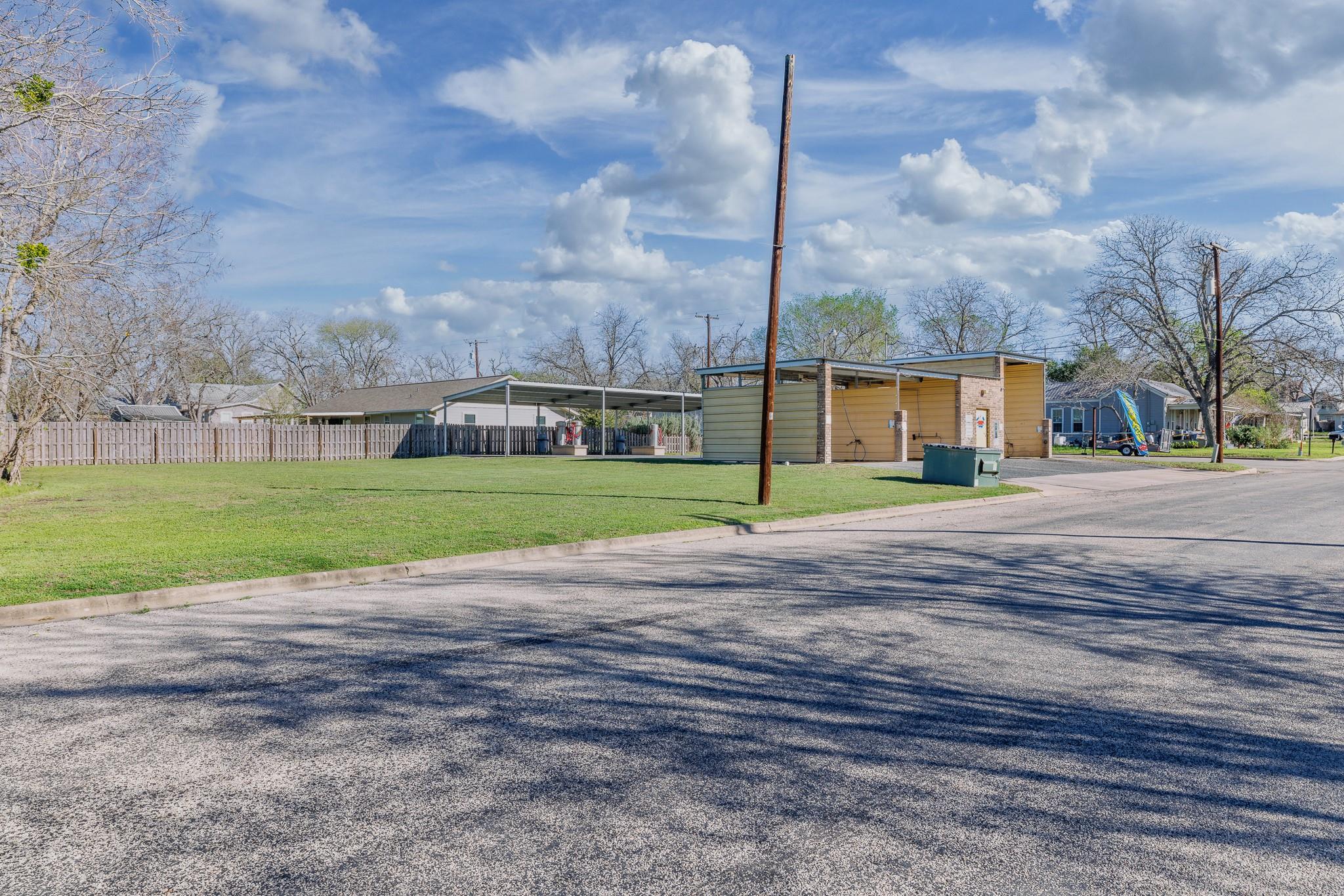 806 N Avenue G, Shiner, TX 77984