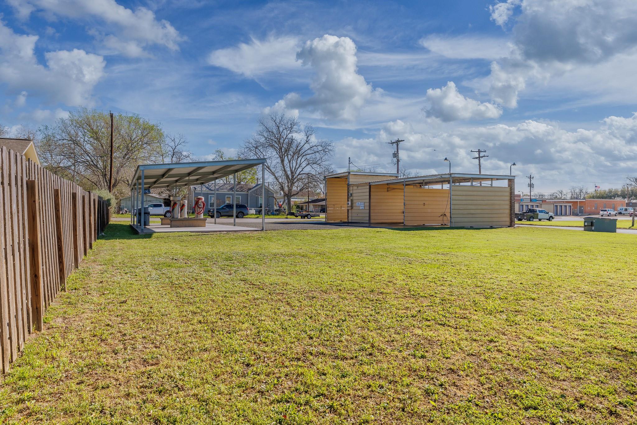 806 N Avenue G, Shiner, TX 77984