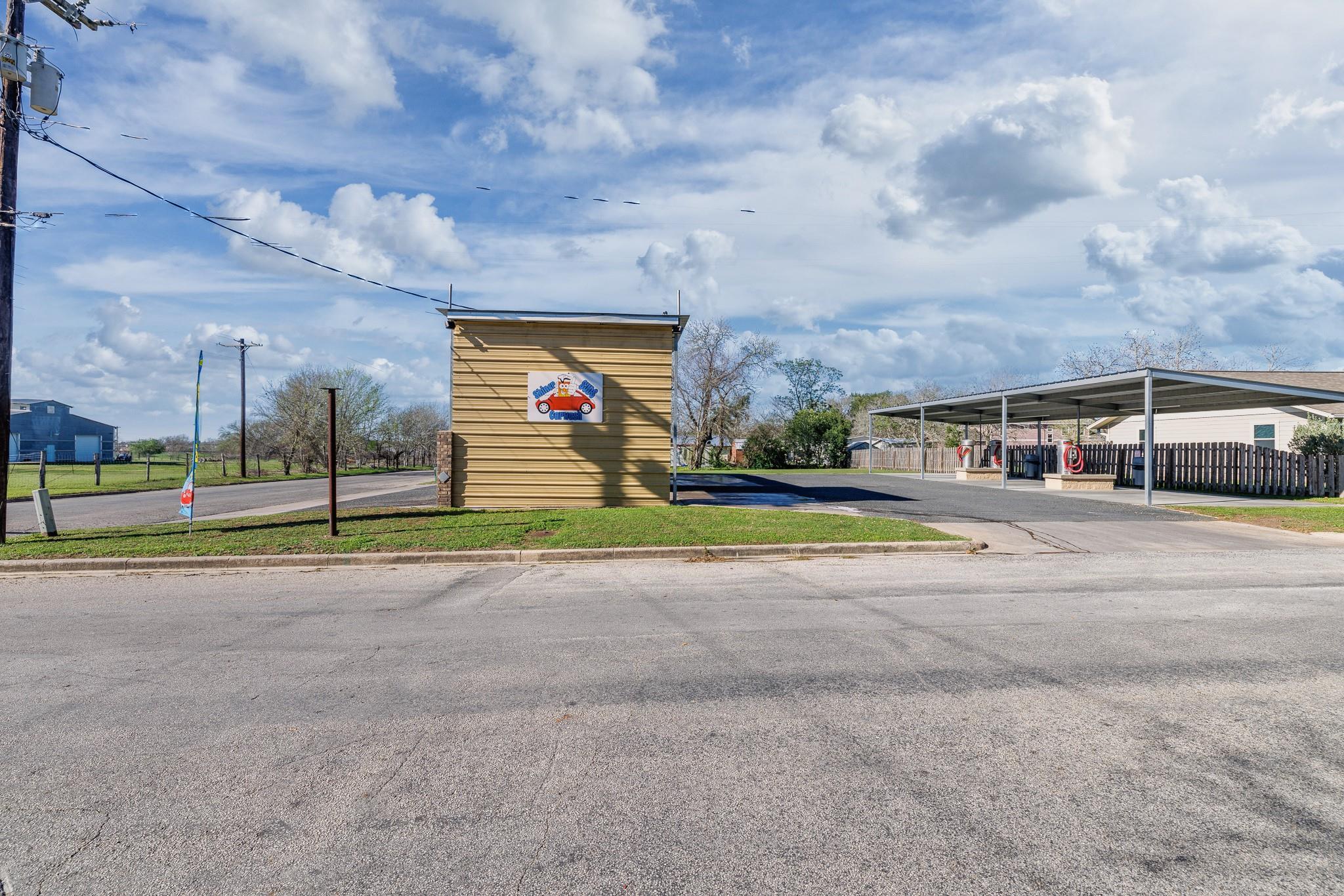 806 N Avenue G, Shiner, TX 77984