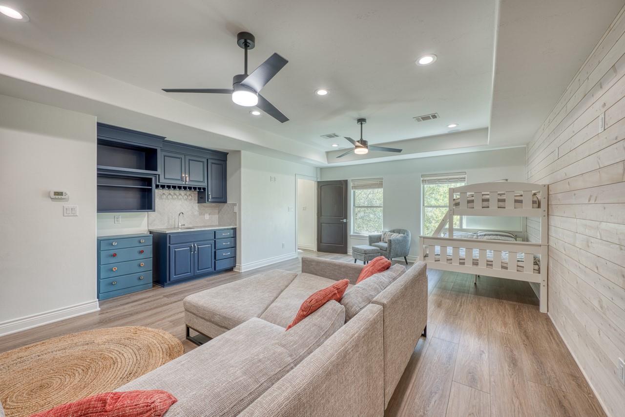 120 Sleepy Oaks Dr, Kingsland, TX 78639