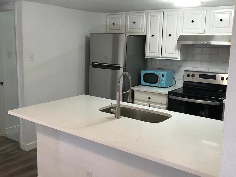 2124 Burton Dr # 160, Austin, TX 78741