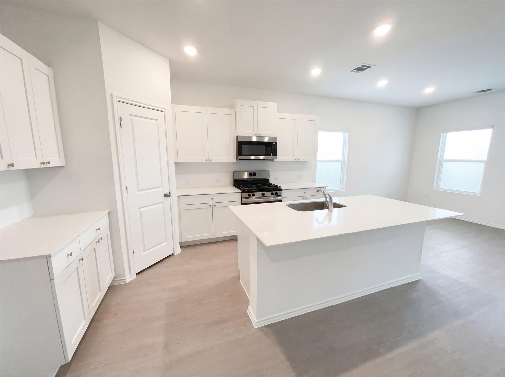 501 Vantage Dr, Hutto, TX 78634