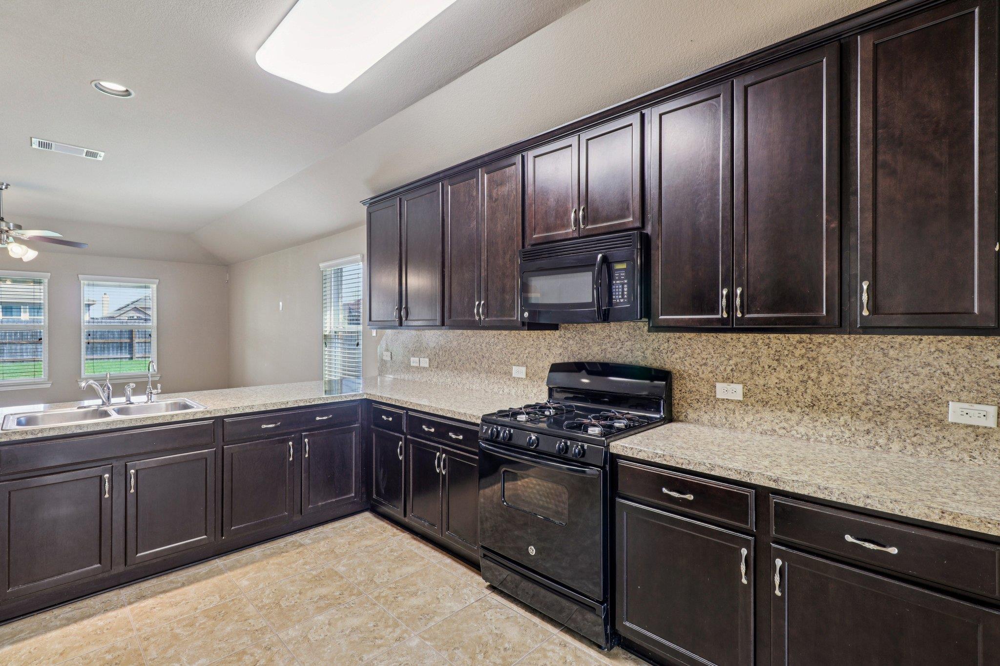 109 Mollie Dr, Hutto, TX 78634