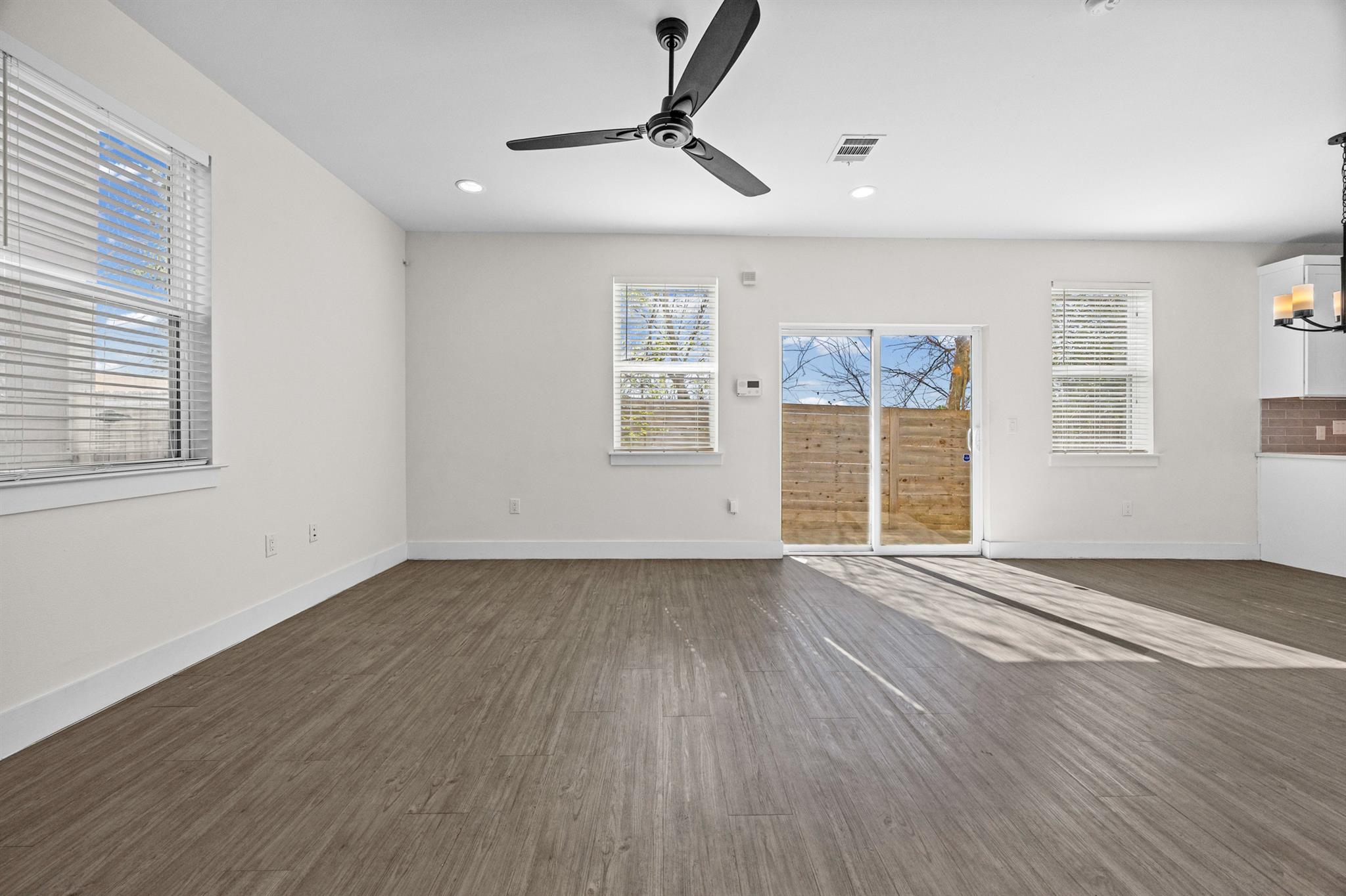 7312 E Ben White Blvd # 10, Austin, TX 78741