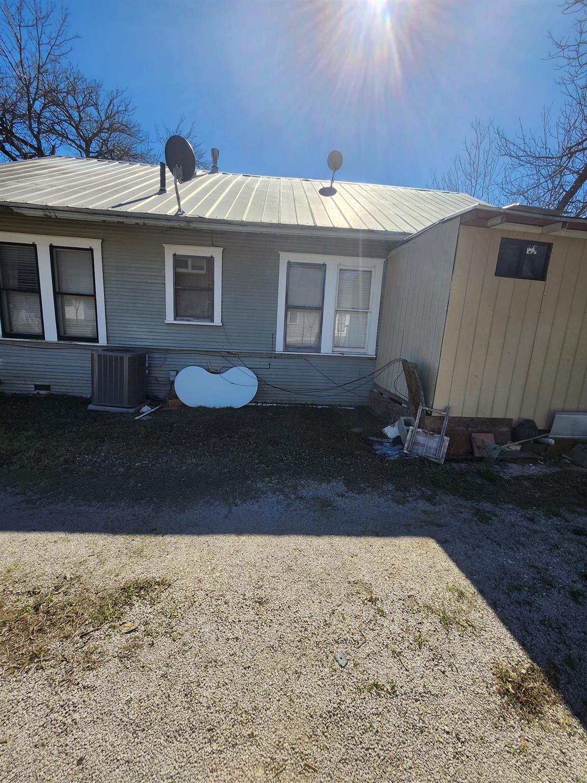 502 W 4th St, Taylor, TX 76574