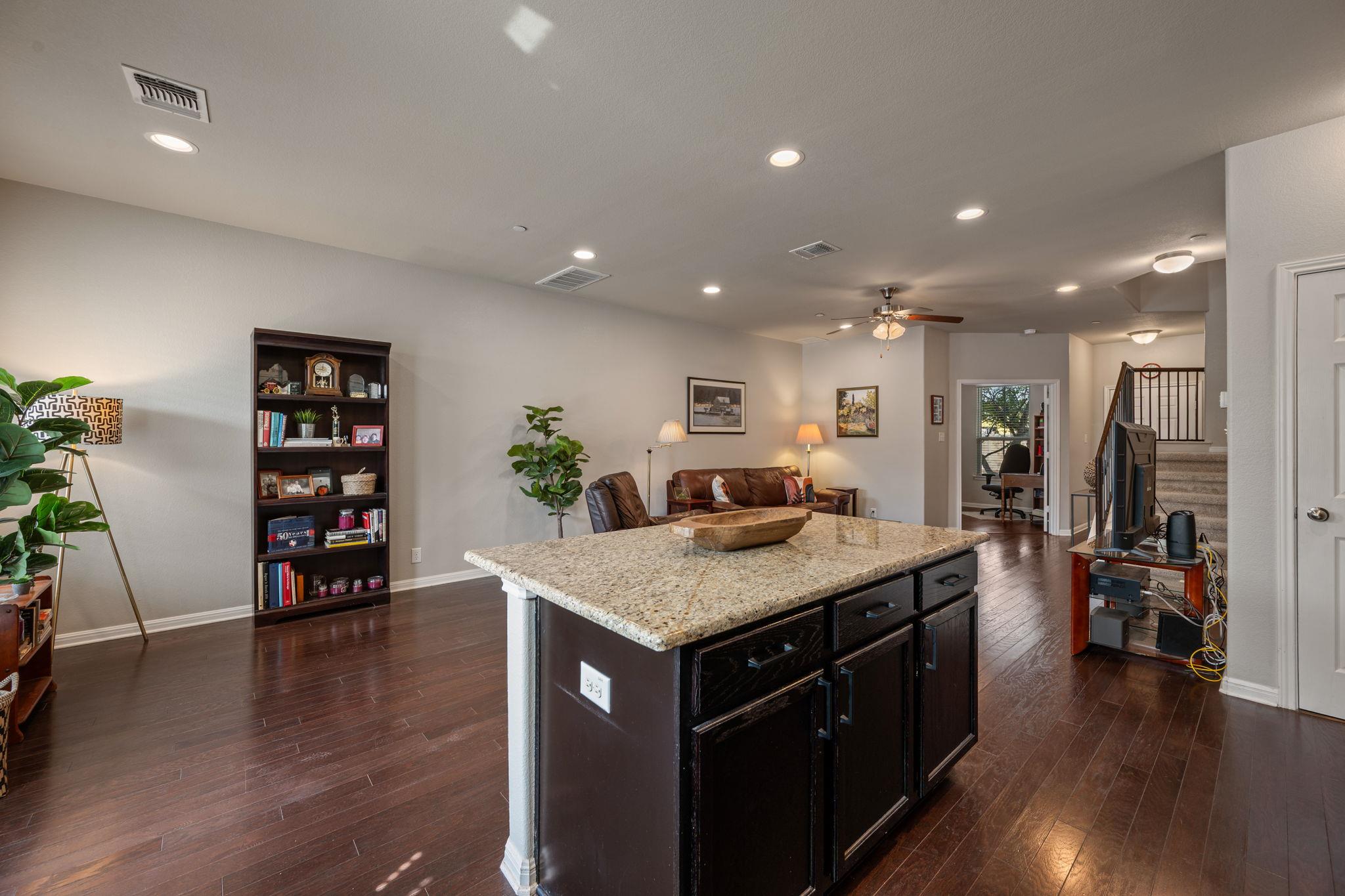 1044 Lost Pines Ln, Cedar Park, TX 78613