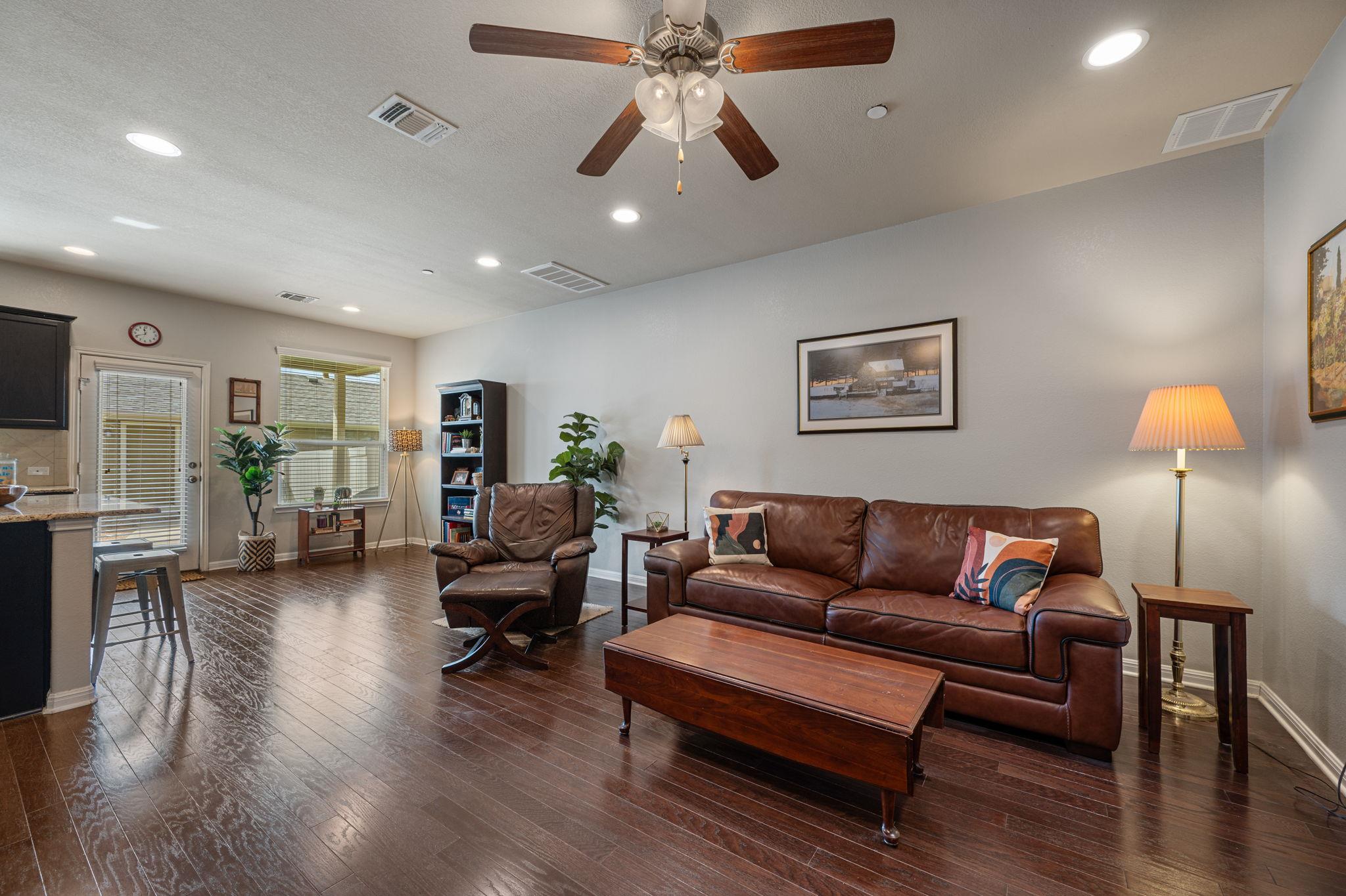 1044 Lost Pines Ln, Cedar Park, TX 78613