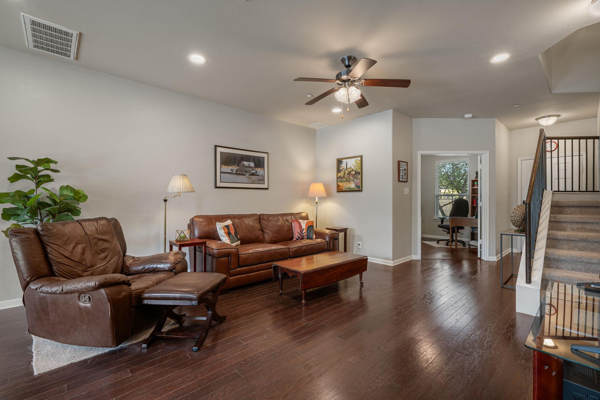 1044 Lost Pines Ln, Cedar Park, TX 78613