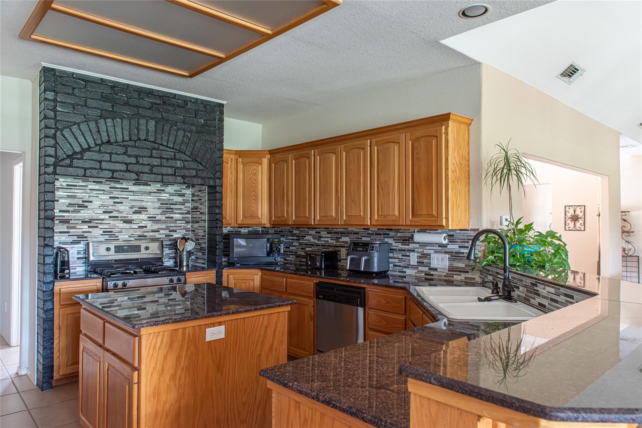 105 Wallace Riddell Dr, Burnet, TX 78611