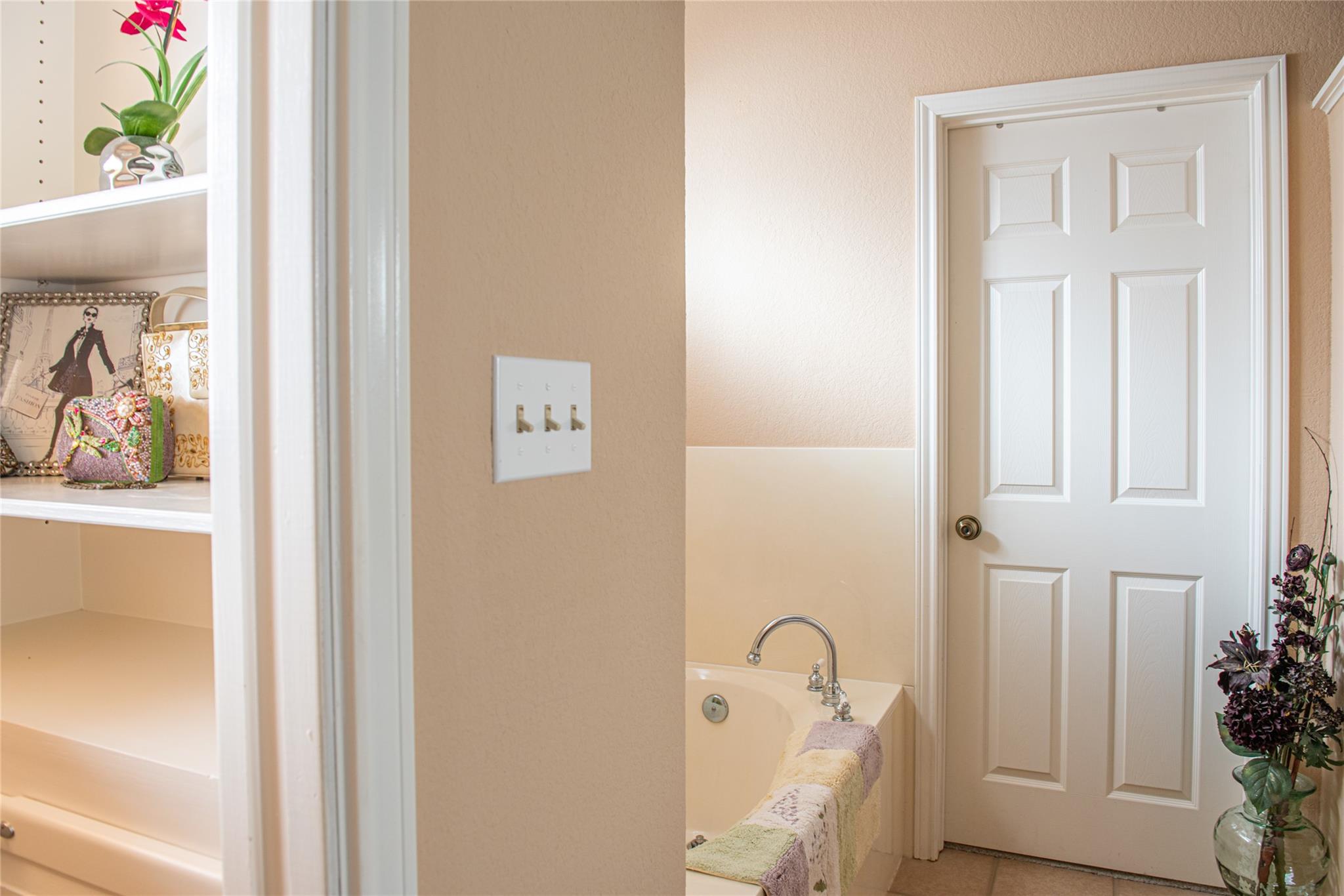 105 Wallace Riddell Dr, Burnet, TX 78611