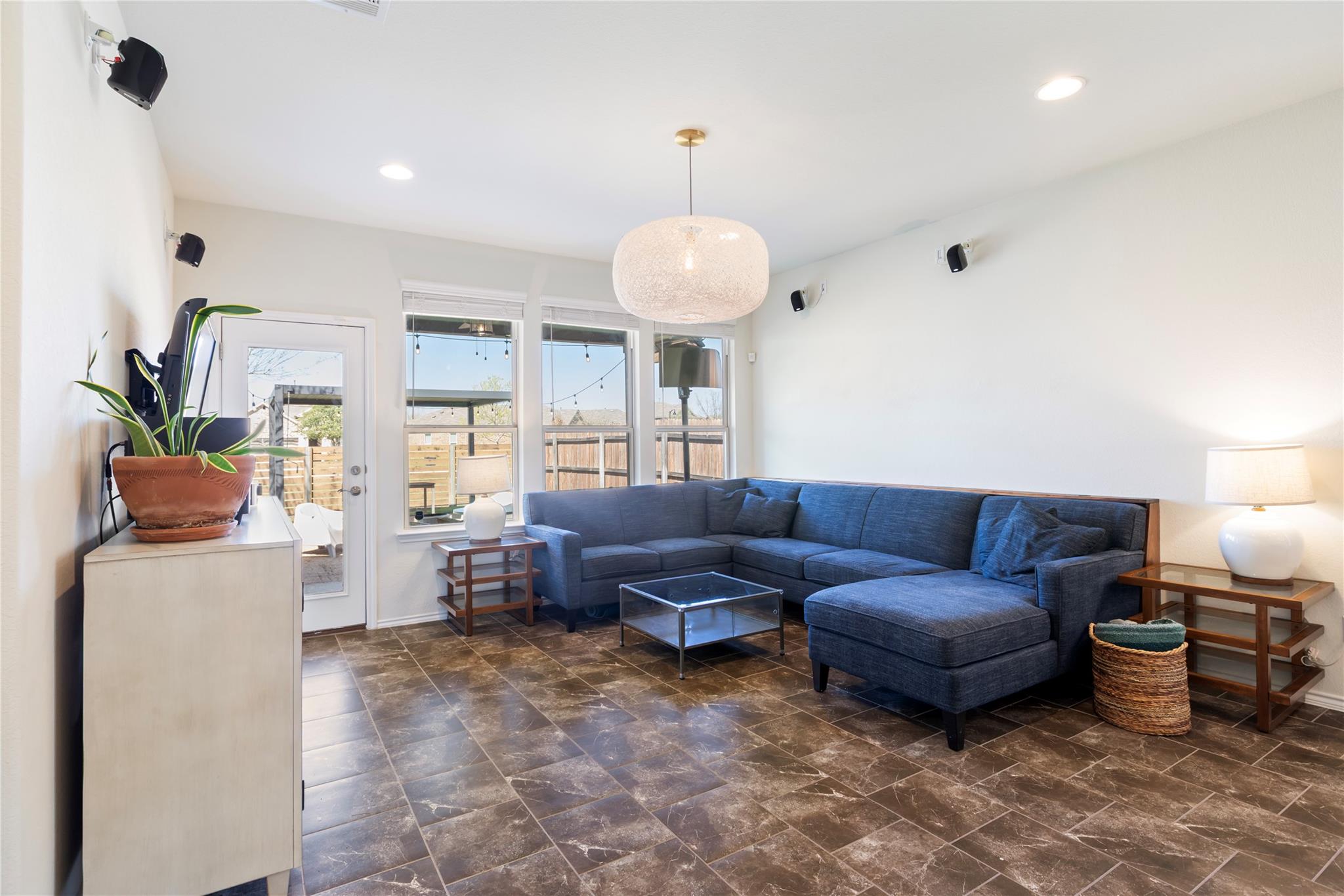 1001 McCormick Cv, Hutto, TX 78634