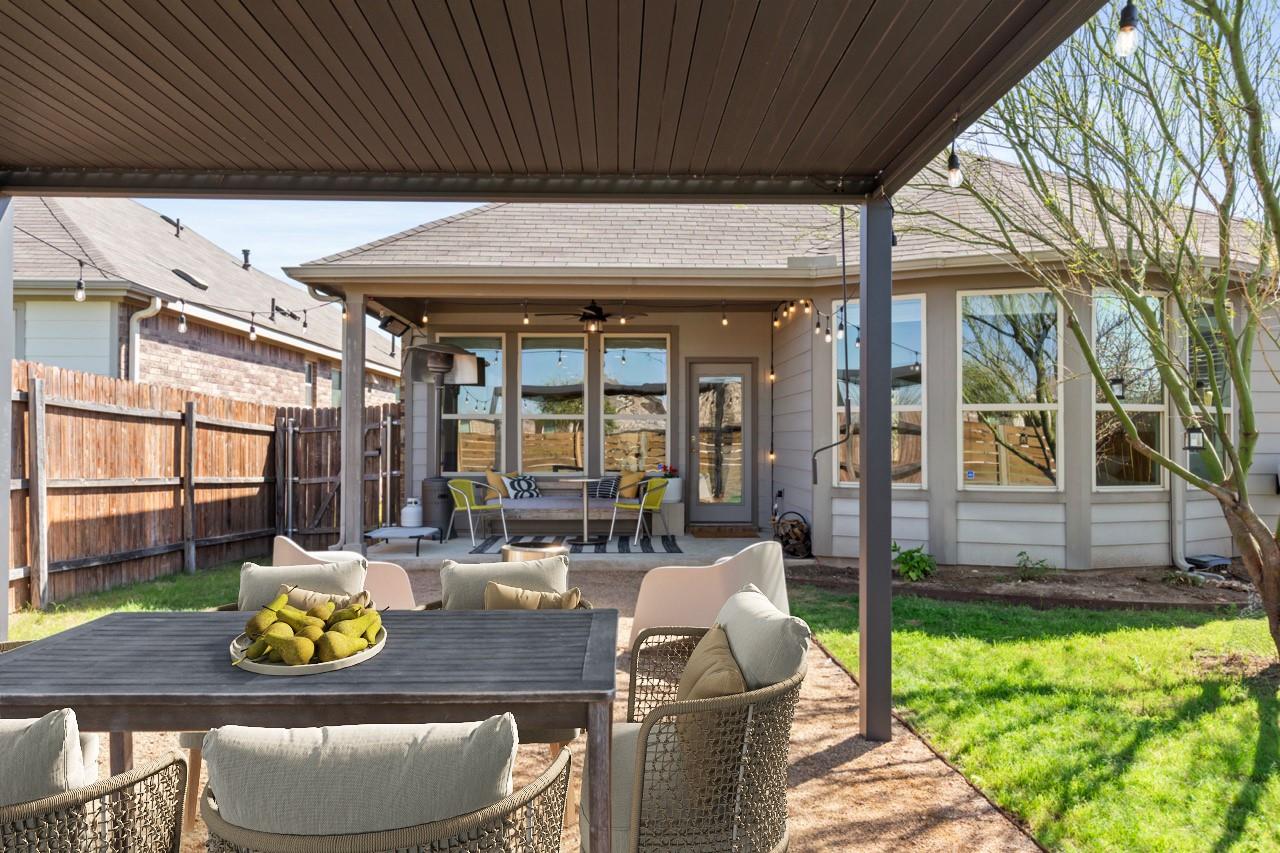 1001 McCormick Cv, Hutto, TX 78634