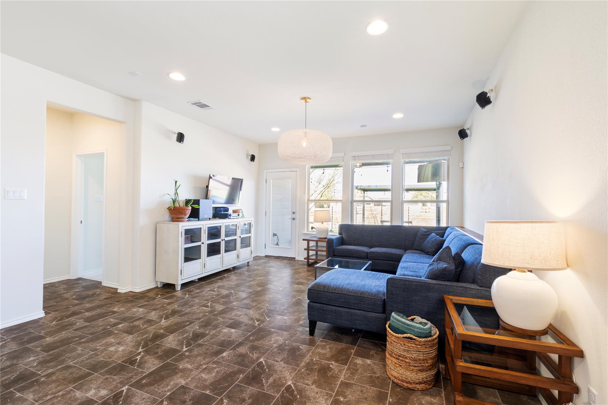 1001 McCormick Cv, Hutto, TX 78634