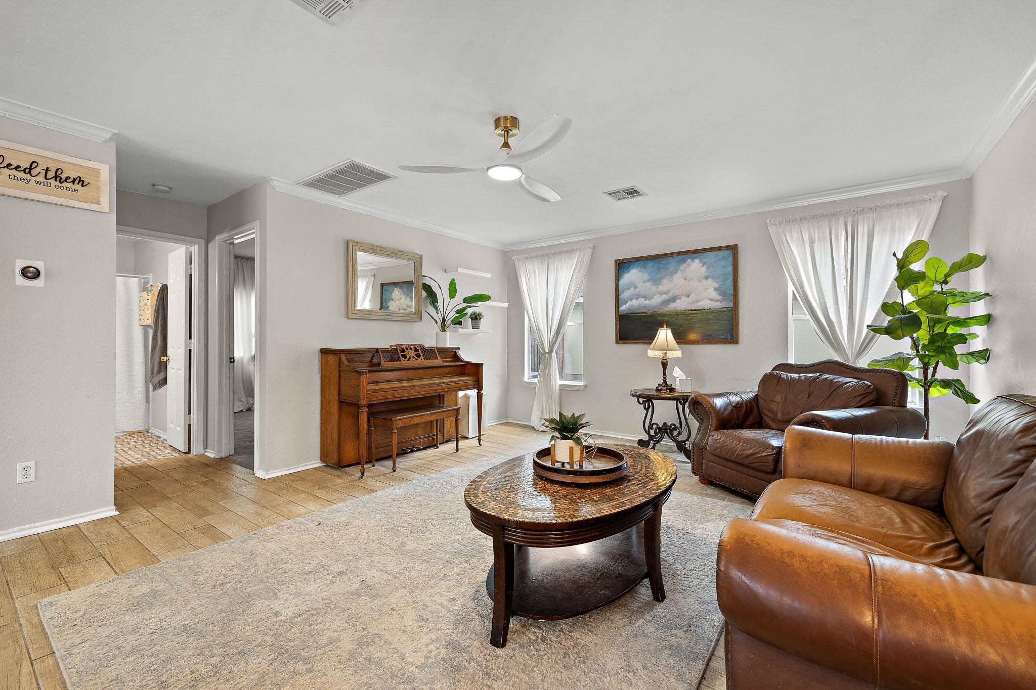 107 Easy St, Hutto, TX 78634