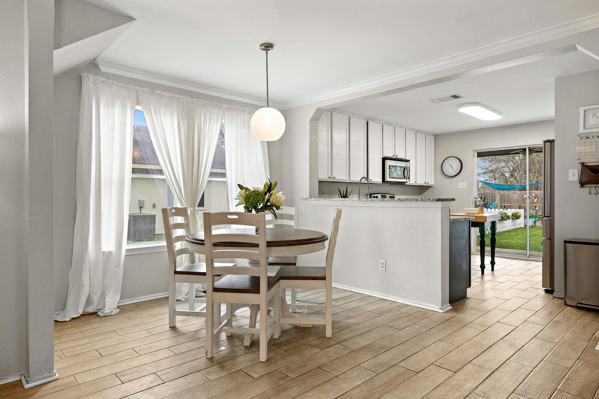 107 Easy St, Hutto, TX 78634