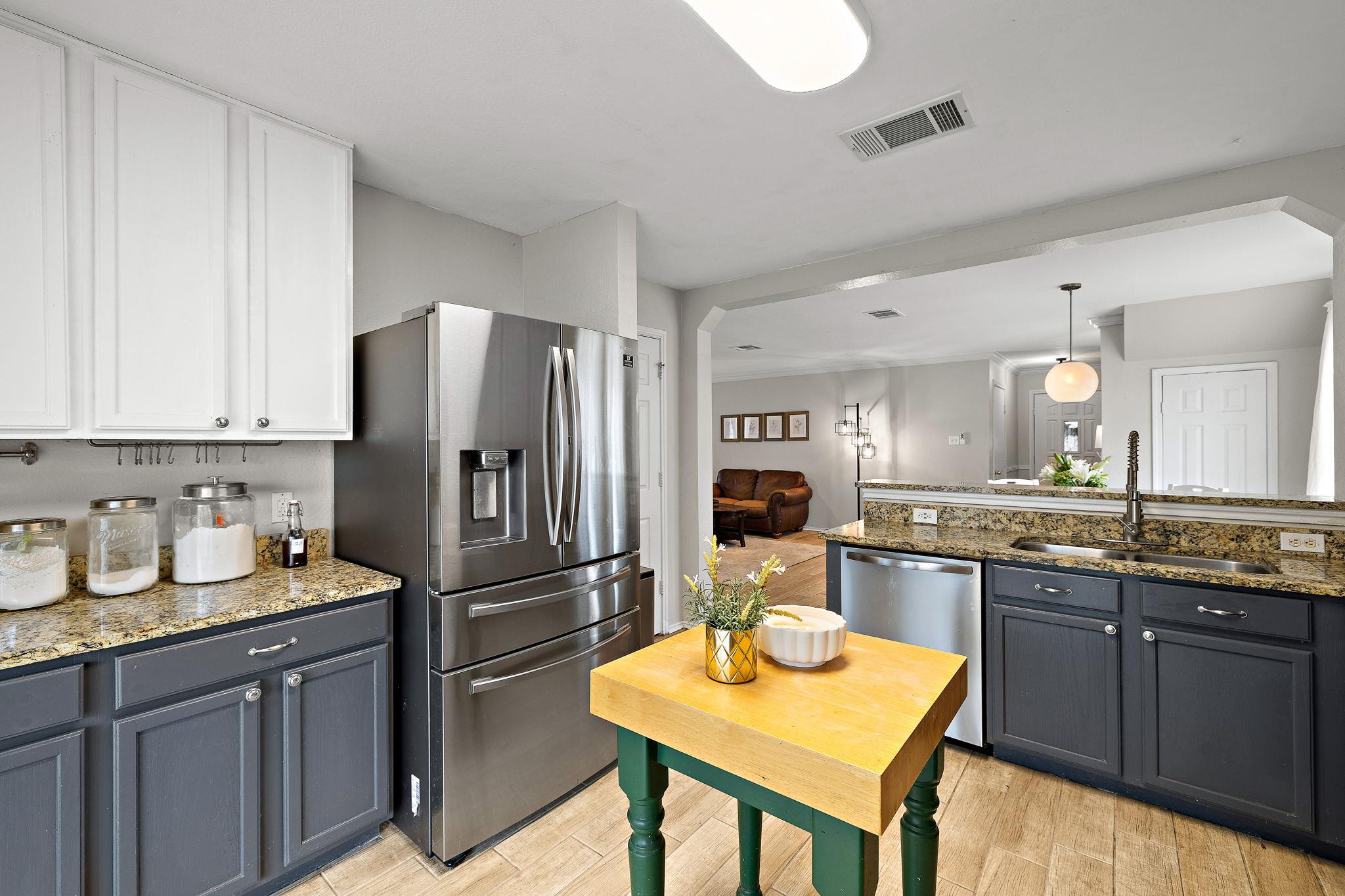 107 Easy St, Hutto, TX 78634