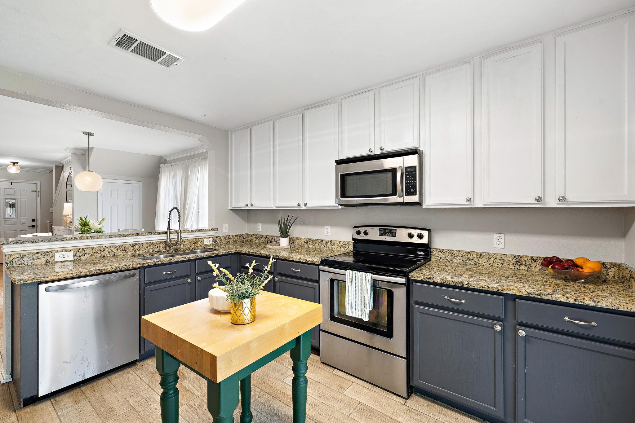 107 Easy St, Hutto, TX 78634