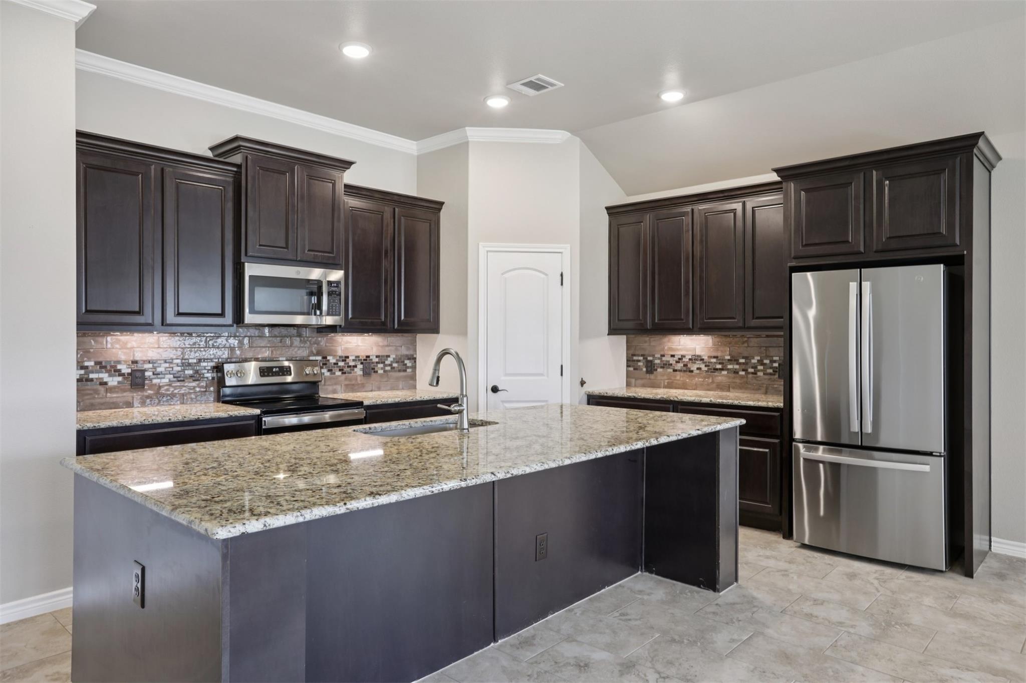 500 Seabiscuit Dr, Jarrell, TX 76537