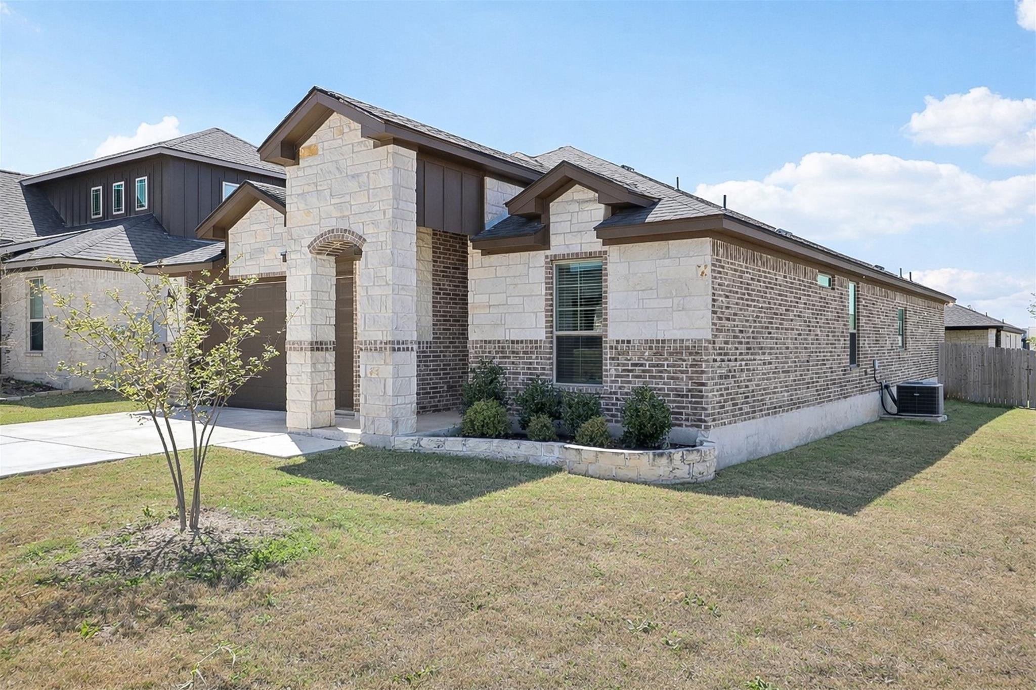 500 Seabiscuit Dr, Jarrell, TX 76537