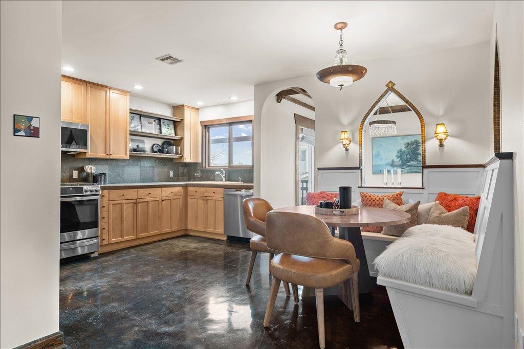 7703 Banpass Ln, Austin, TX 78736