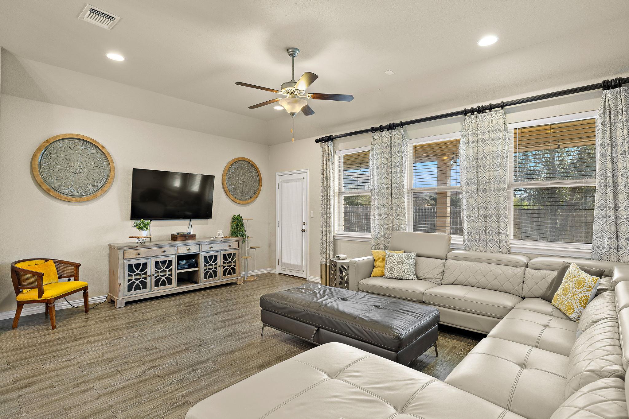 202 Simmental Loop, Hutto, TX 78634