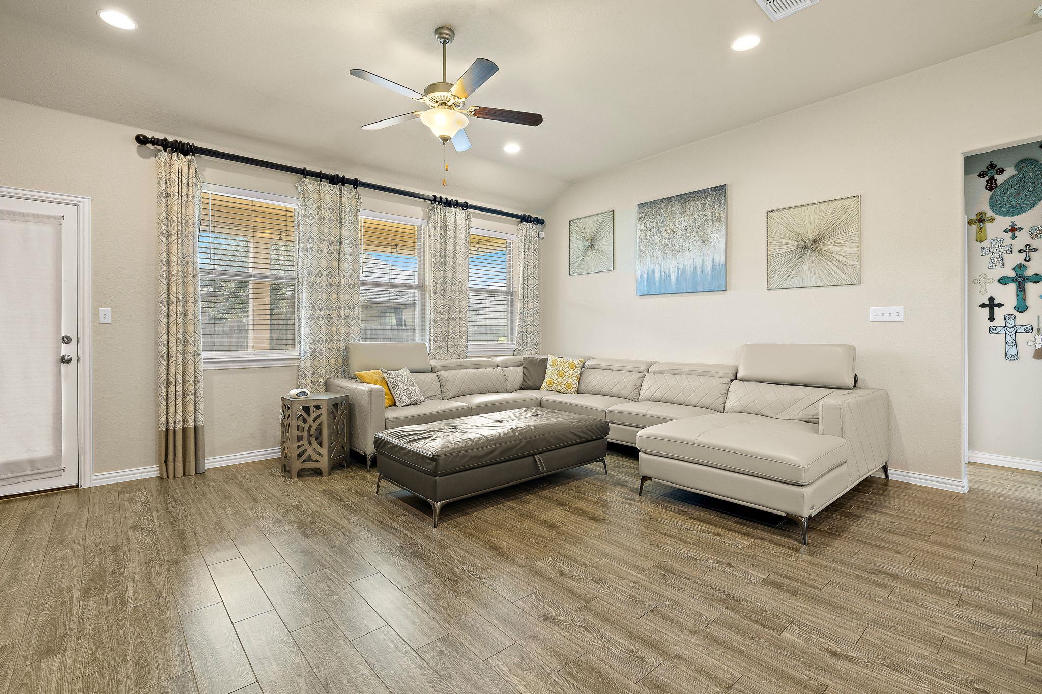 202 Simmental Loop, Hutto, TX 78634