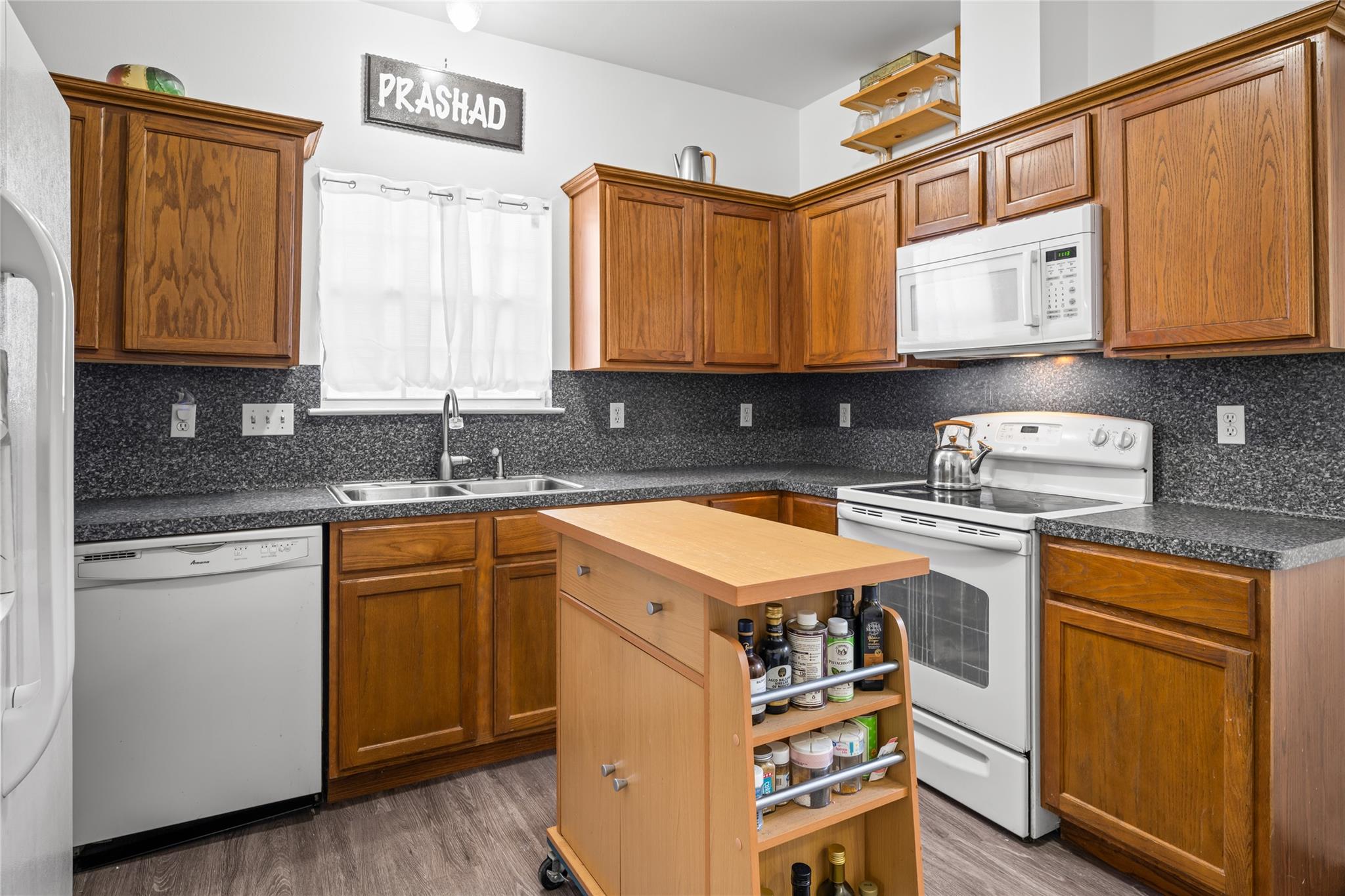 301 Buckeye Trl, La Grange, TX 78945