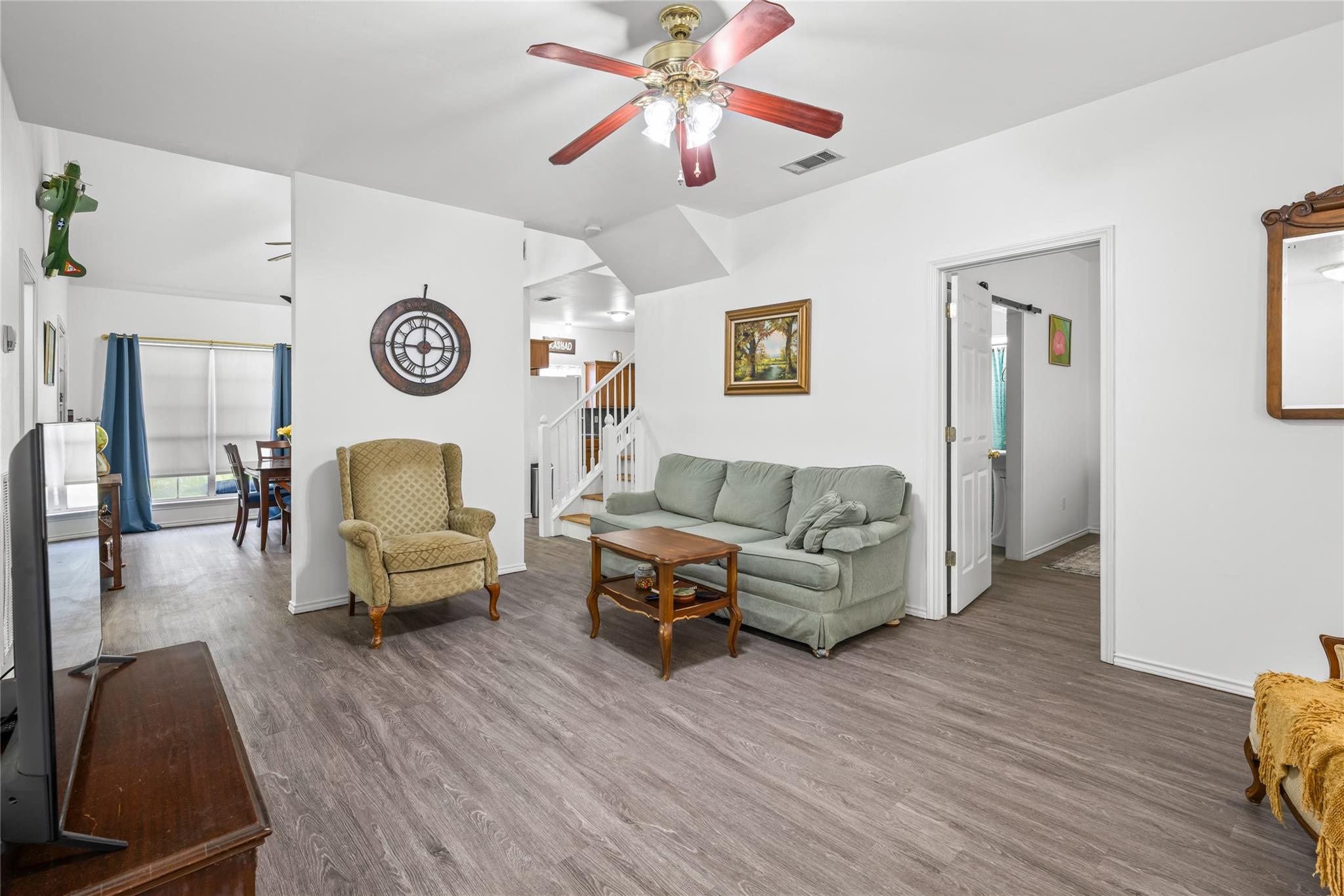 301 Buckeye Trl, La Grange, TX 78945