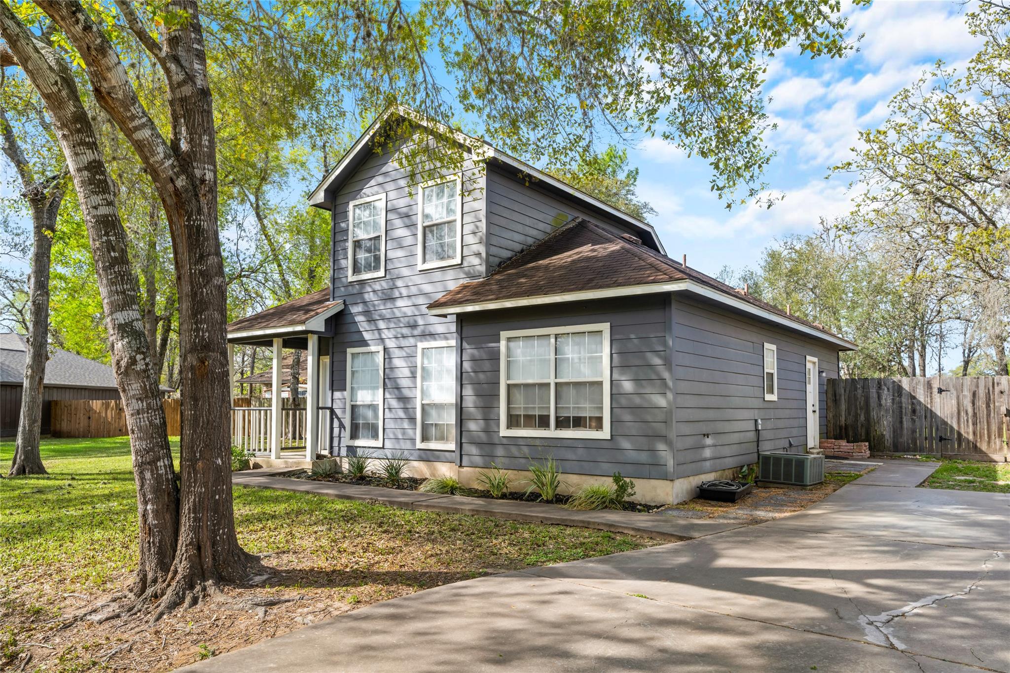 301 Buckeye Trl, La Grange, TX 78945