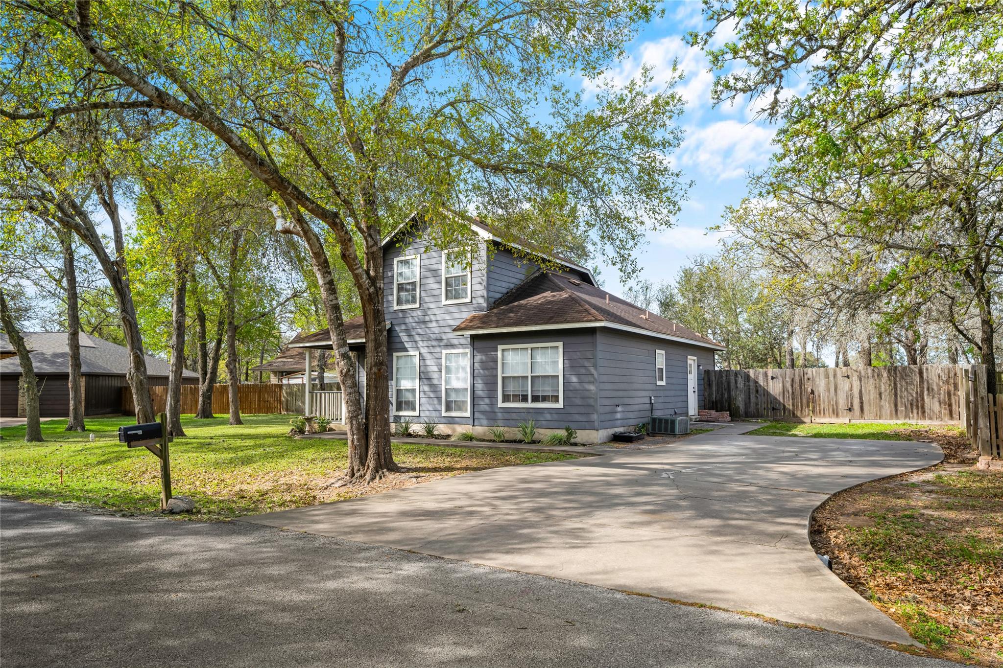 301 Buckeye Trl, La Grange, TX 78945