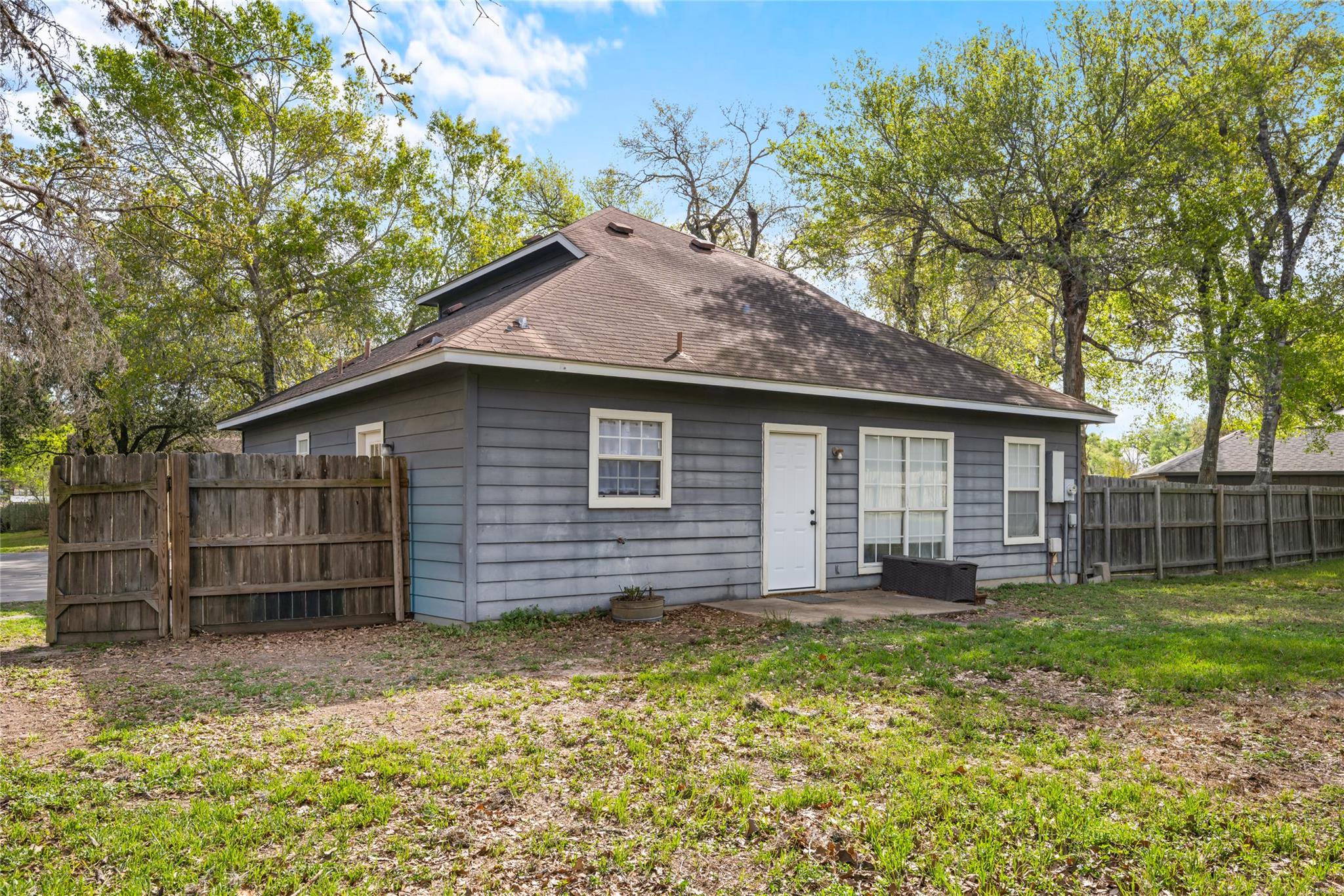 301 Buckeye Trl, La Grange, TX 78945
