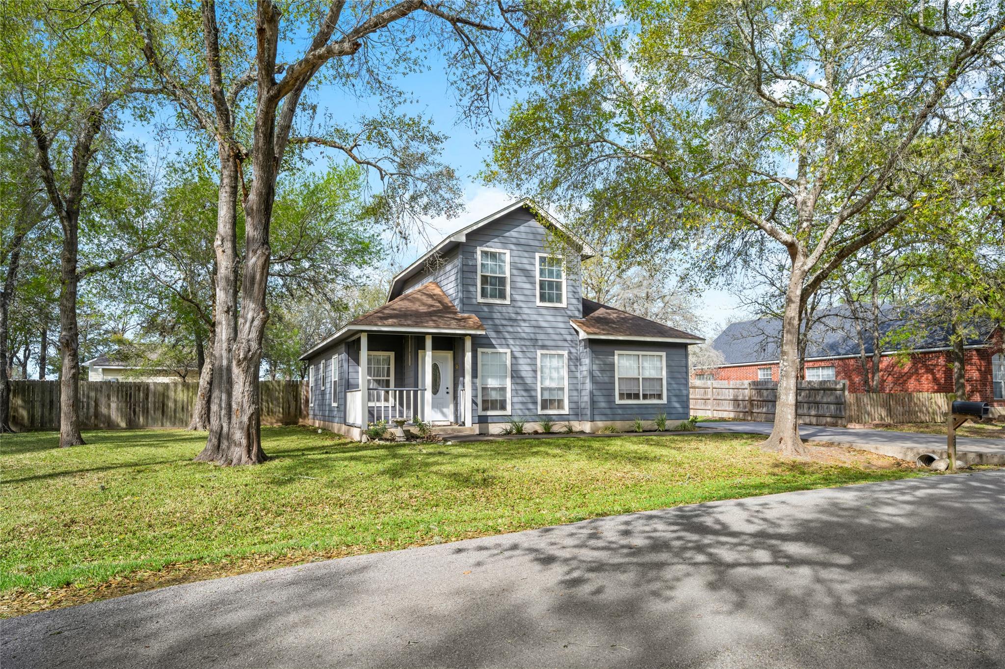 301 Buckeye Trl, La Grange, TX 78945