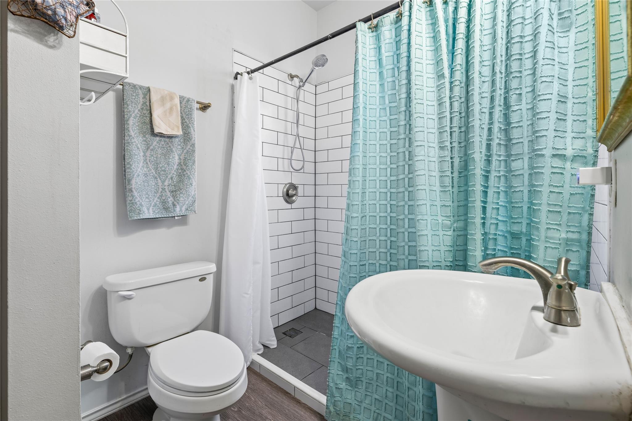 301 Buckeye Trl, La Grange, TX 78945