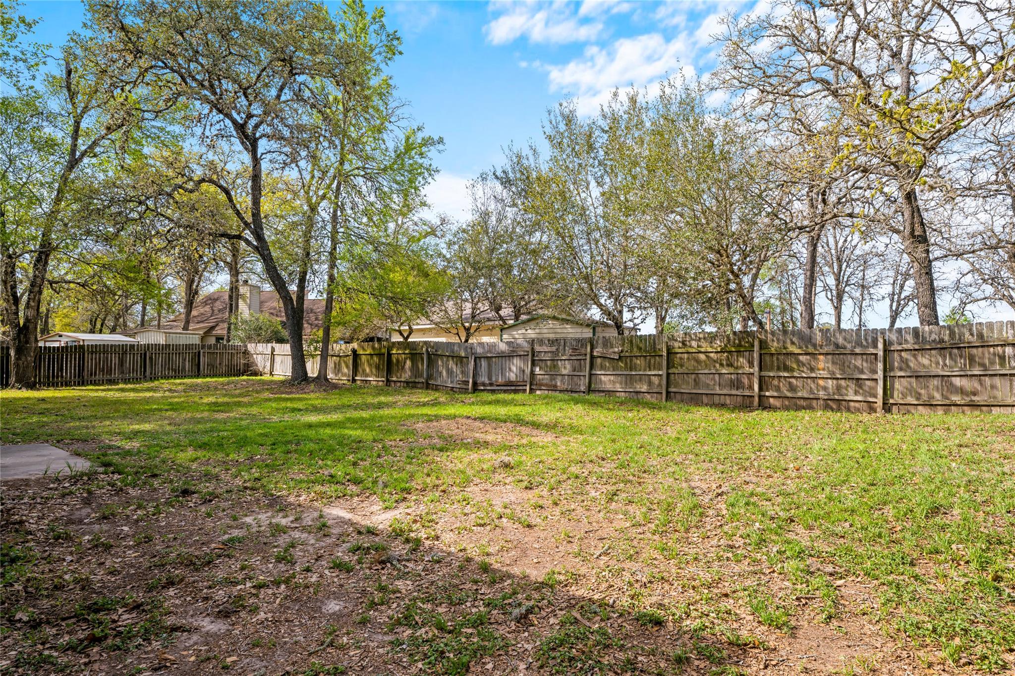 301 Buckeye Trl, La Grange, TX 78945